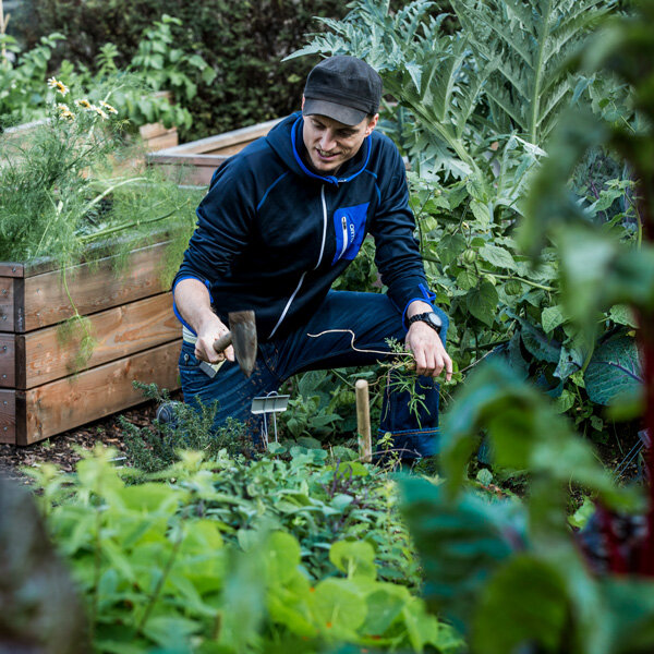 Sebastian-Copien-im-Kochschulgarten-Garden-to-Table.jpg