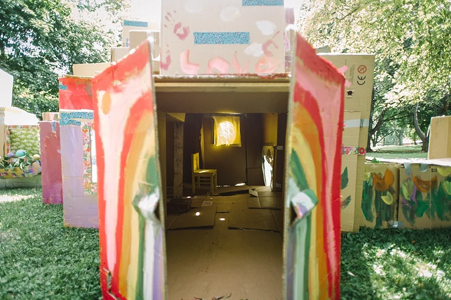 Read about this awesome box fort and see lots more fabulous pictures of this epic piece of work.