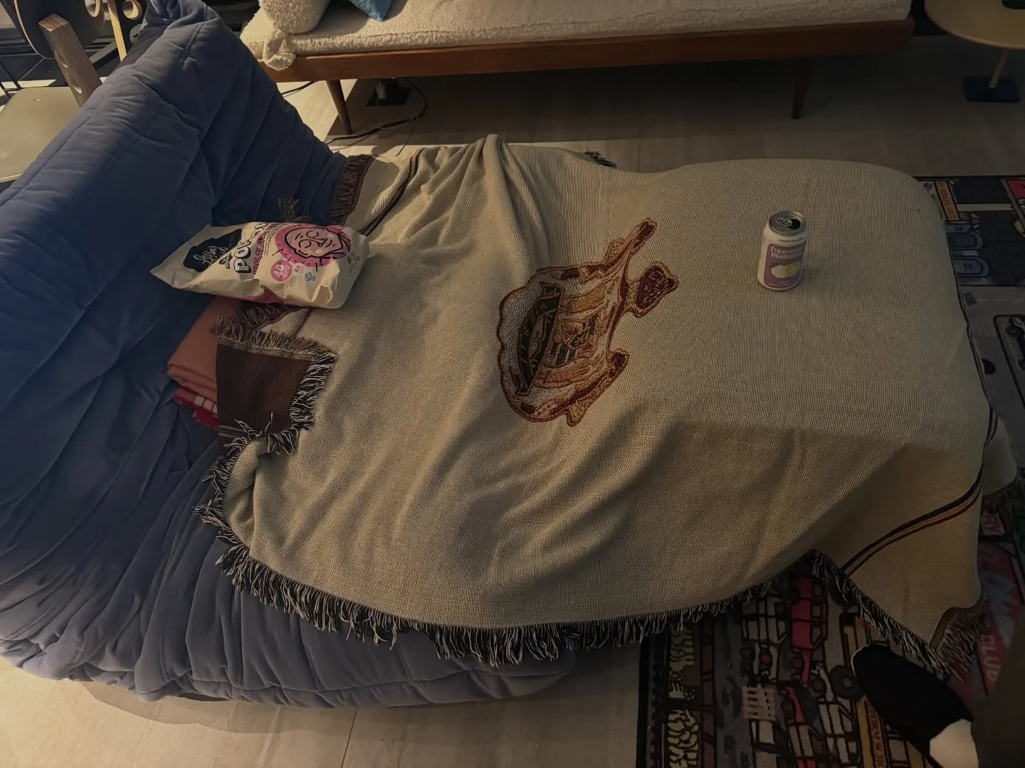 Cozy weather !! You know what that means 🎥🍿🍹