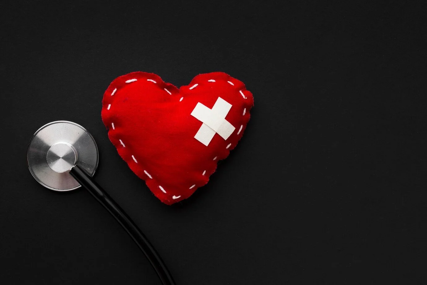 minimalist-heart-close-up-stethoscope_23-2148439086.jpg