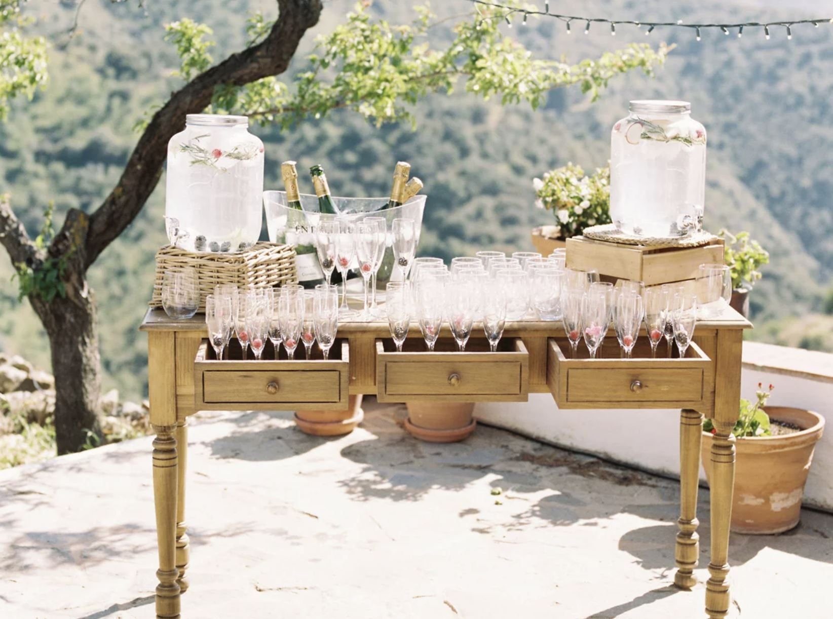 Wedding Kilner jar lemonade bar inspiration 