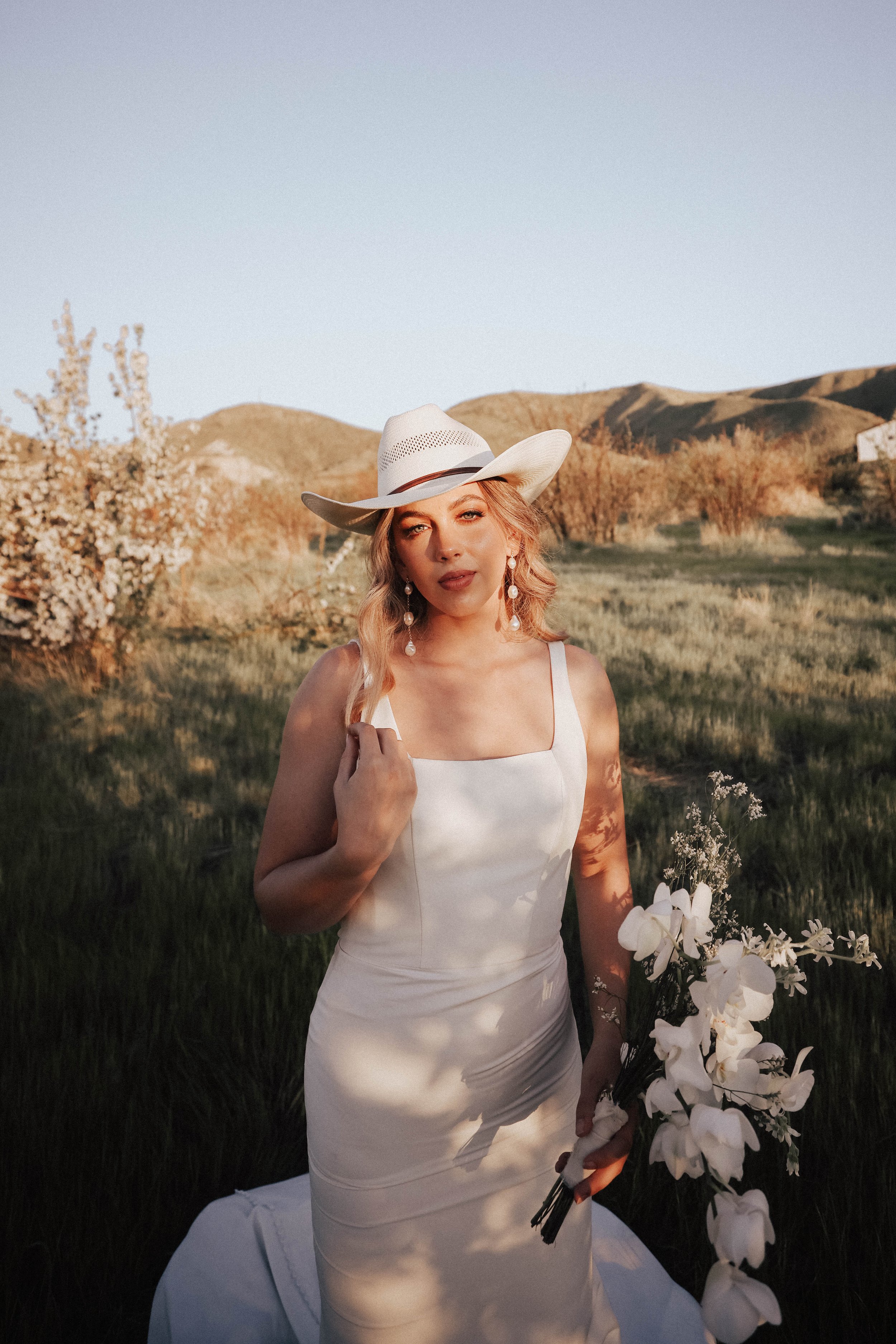 Idaho Bride with Cowboy Hat and Flowers (Copy)