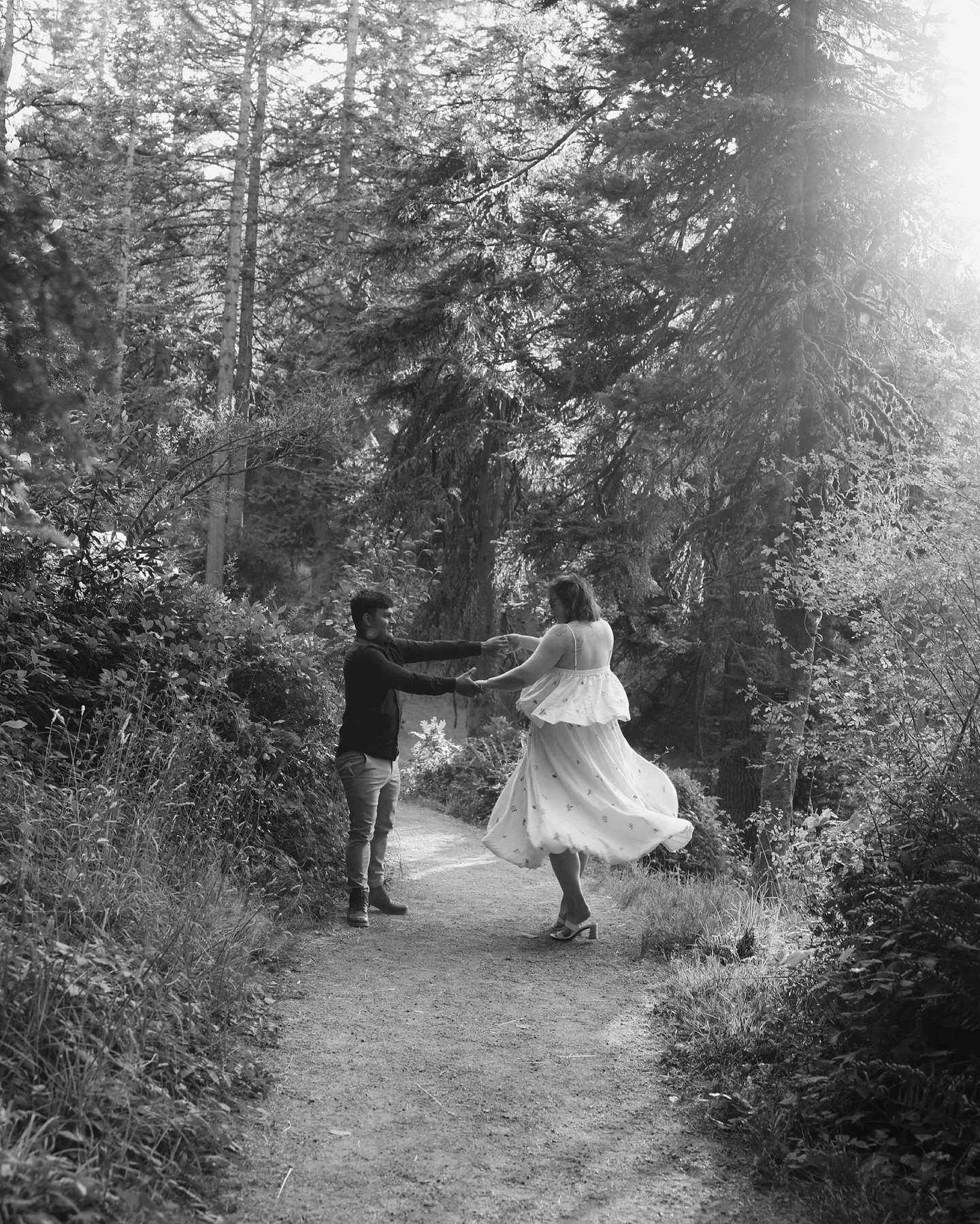 The most delightful engagement session in Oregon with @invertedambivert + @badsantha 🤍

Looking forward to their wedding next year! 💍✨

#engagementsession #idahowedding #loveandwildhearts #getoutstayout #weddingphotographer