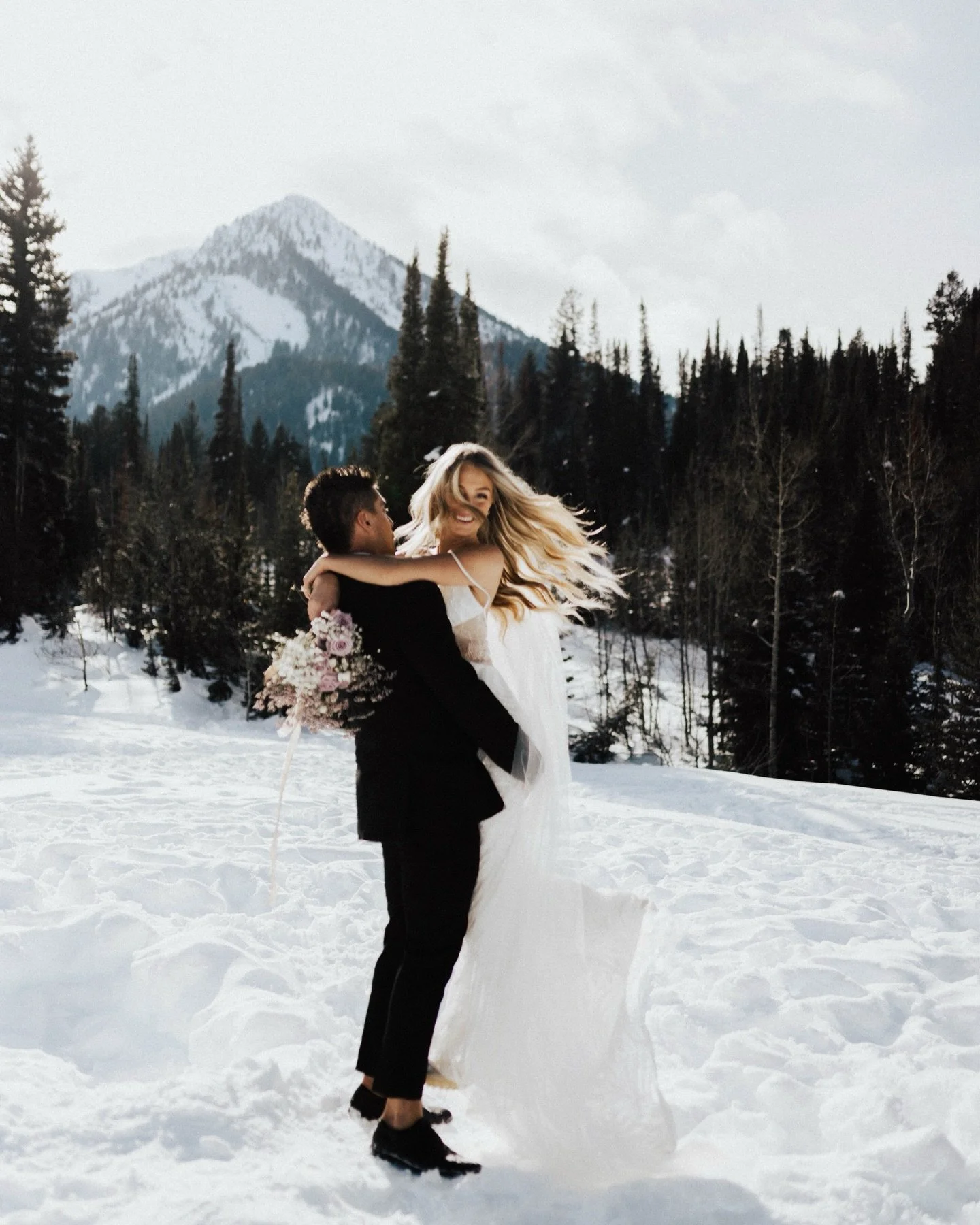 Forever a place in my heart for winter bridals and these two. 🤍✨

Couple | @libbie_ray + @braydenlewisrealtor
Gown | @laneigebridal @laperlebycallablanche
Ring | @sensiblesplendor
Photography | @amyisacsonphoto

#vogueweddings #idahobride #weddingin