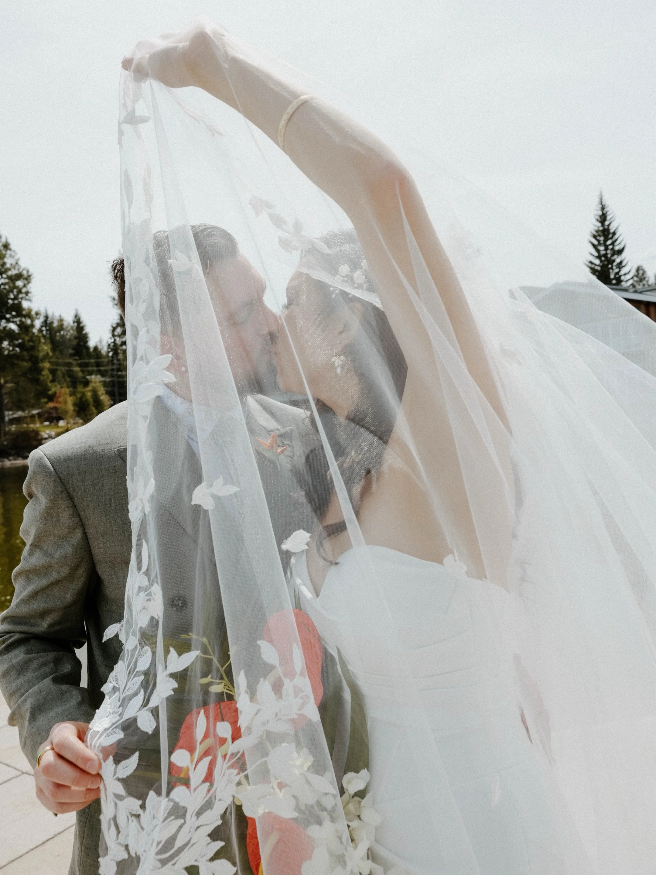 Everything.  These people.  This place.  This WEDDING day. ✨

Congratulations to the most wonderful @chaurisefox + @jrfoxy22 🤍🕊️💍

Planning + Design | @stilweddings 
Photography | @amyisacsonphoto 
Associate Shooter | @chasinglightphotographyllc
H