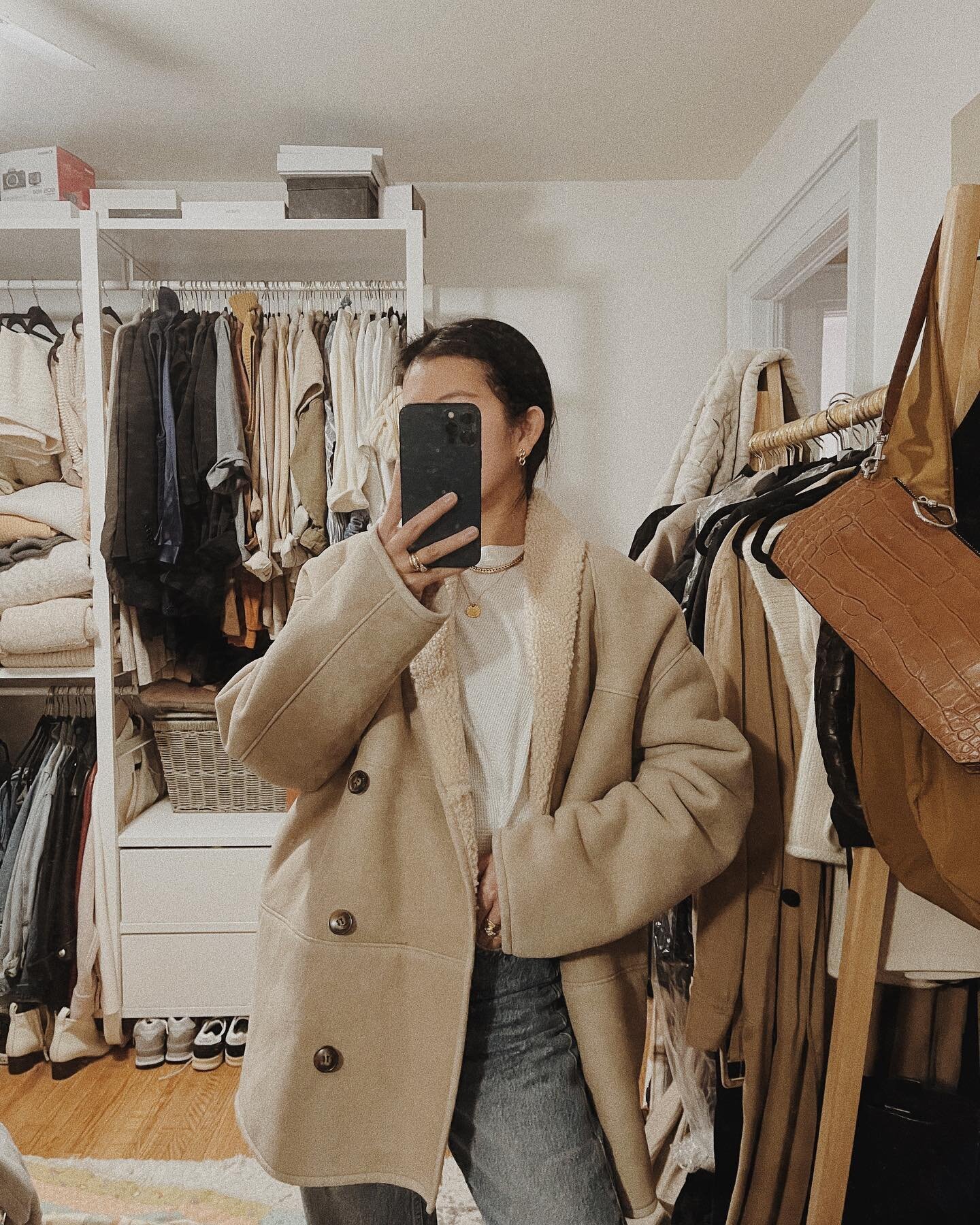 Thoughts on light coloured coats for winter? 
I personally love them but know that they can be a pain to keep clean &hellip; now especially with a bebe 😆