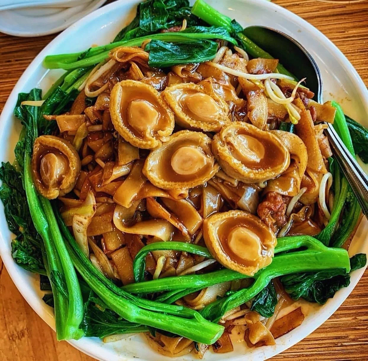 Another wonderful seafood noodle dish at Koi Palace. With so much flavor too! This is our Deluxe Abalone over Chow Fun 原隻鮑⿂撈河粉. Whole braised abalone, tender greens, over saucy chow fun noodles. Made for sharing, especially during dim sum.

📸 soupbe