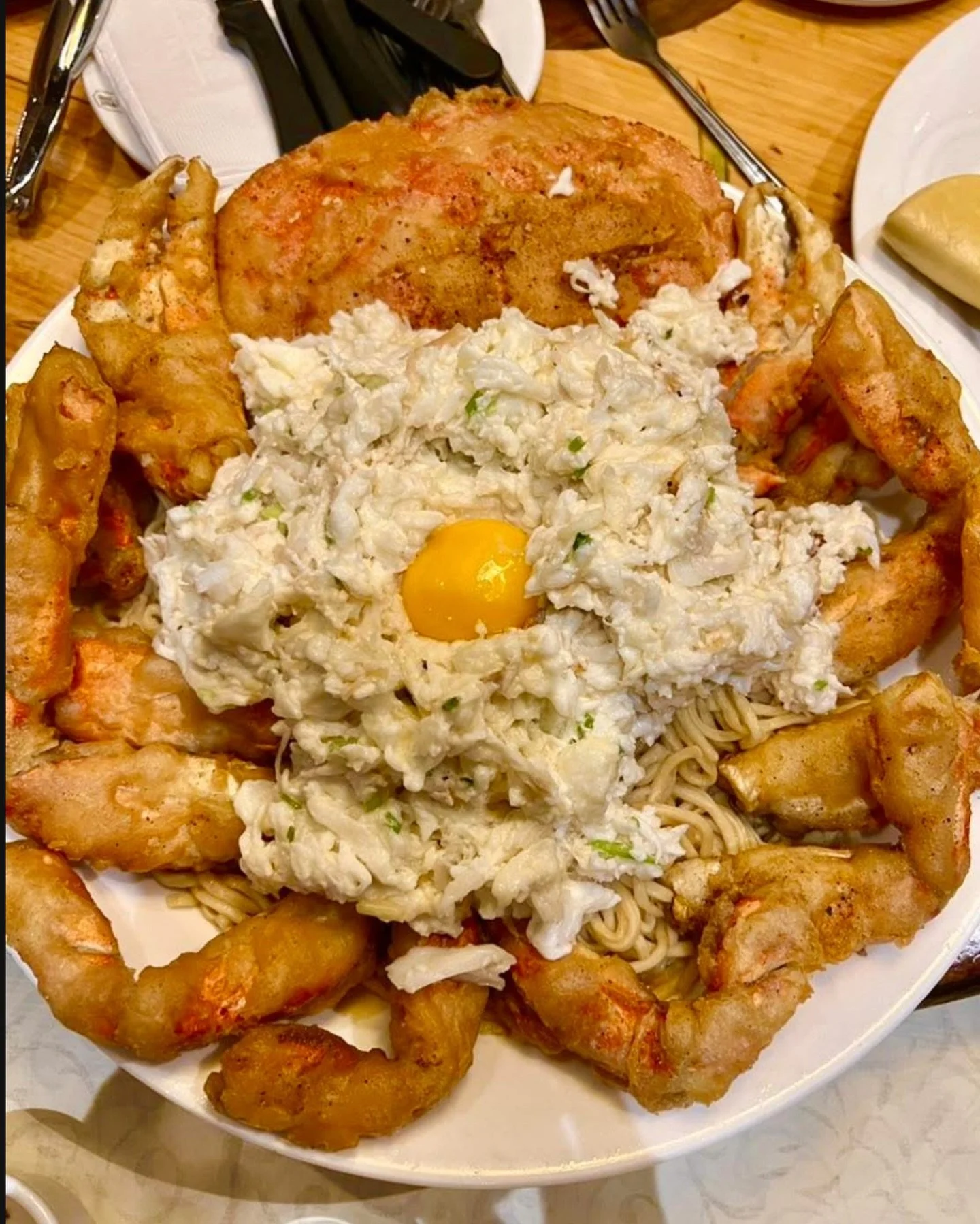 Shanghai-style Dungeness Crab with egg white over longevity noodles. Just one of many delicious classic dishes here at Koi Palace.

📸 Karen L.

#dungenesscrab #bayareafoodie #crablover