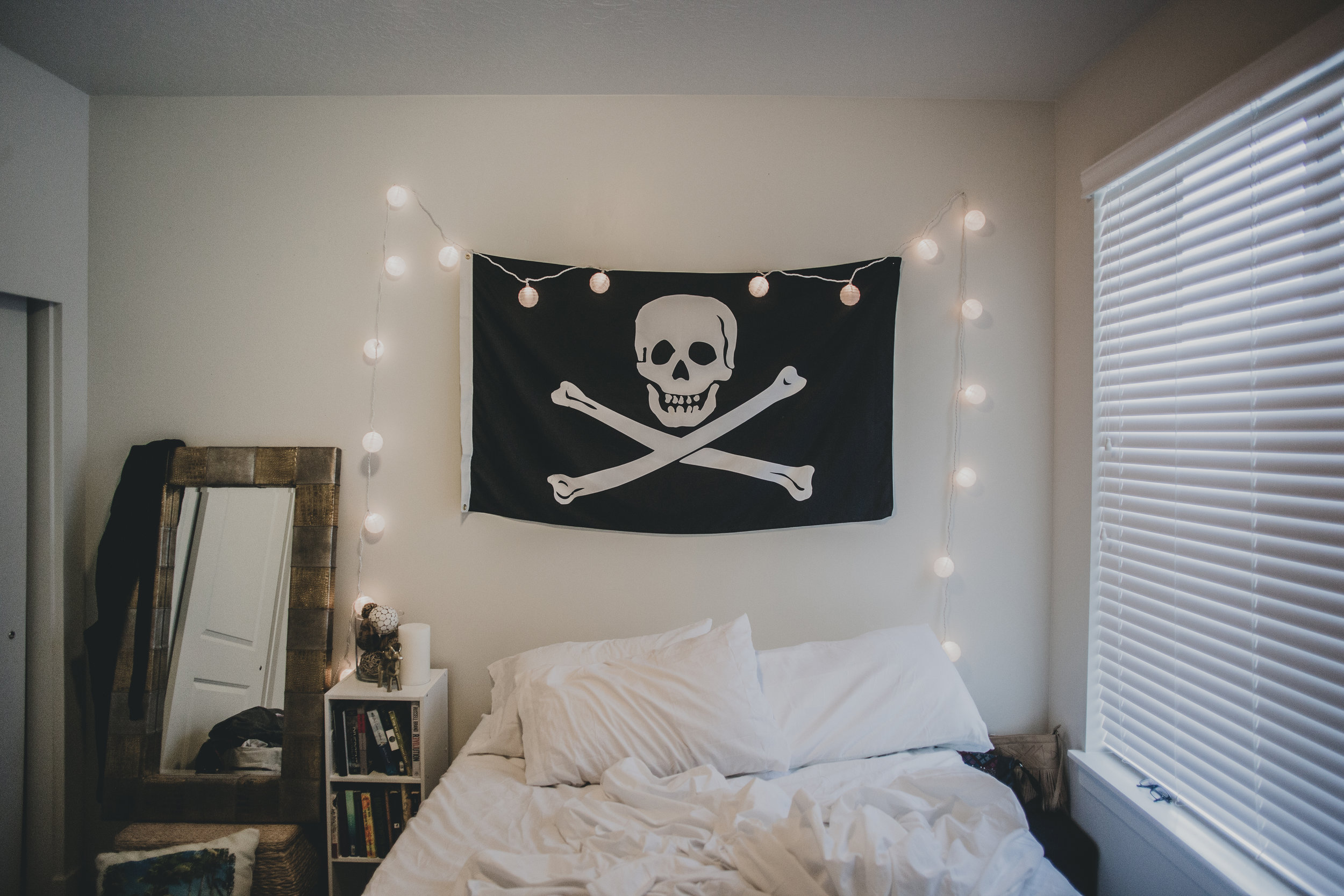© duston-lifestyle-room-pirate-flag-lights.jpg