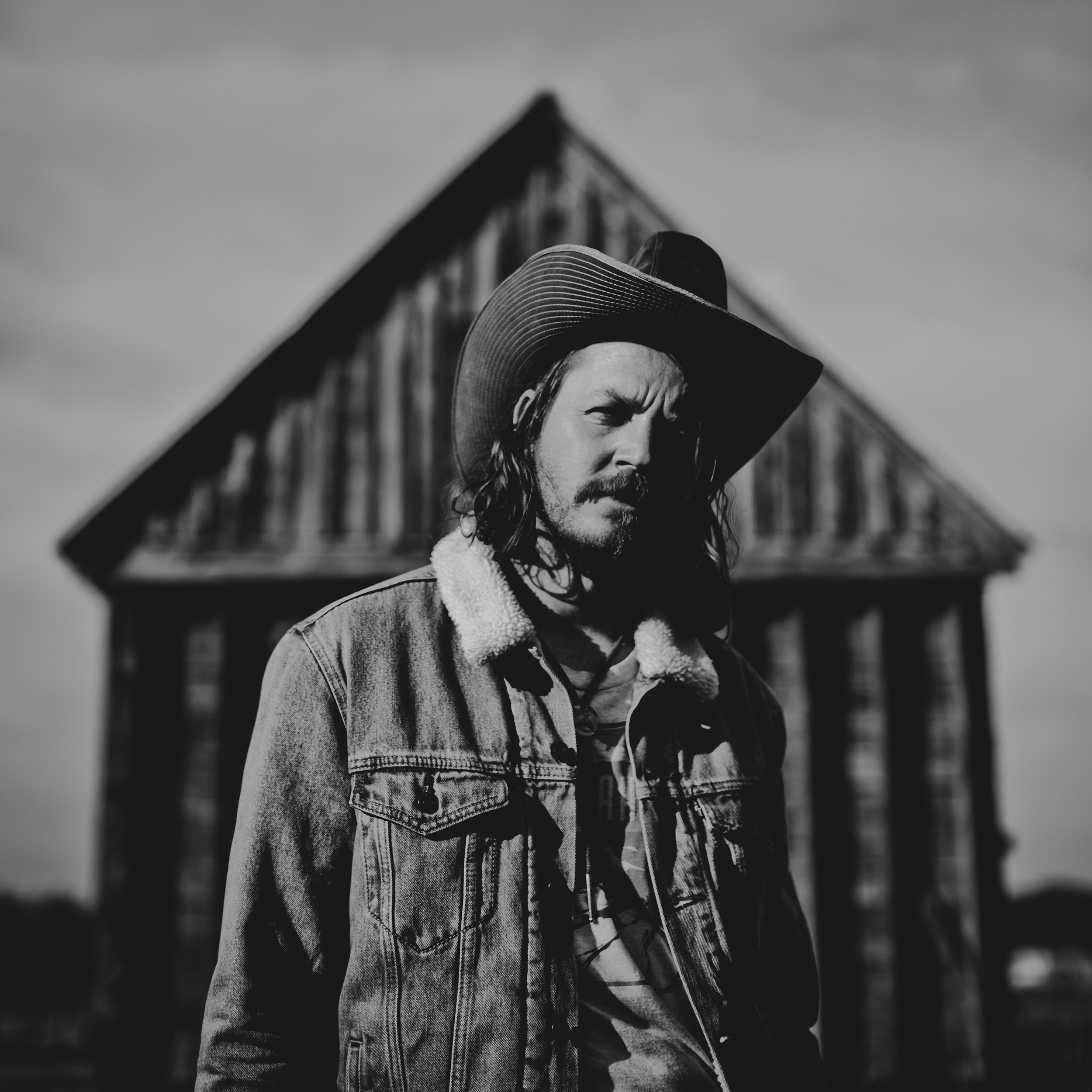 © duston–todd–country-cowboy–barn-portrait-2.jpg