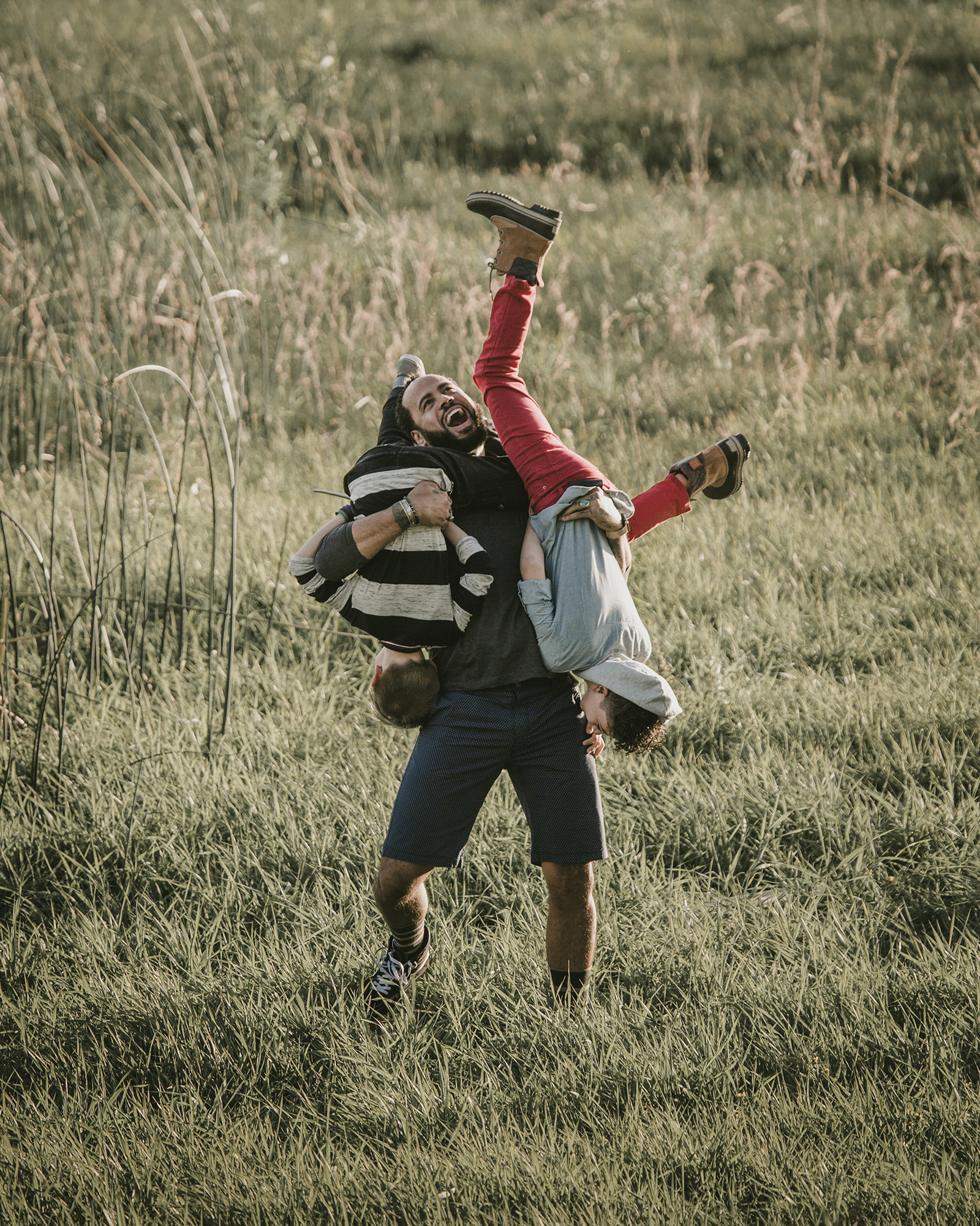 © duston–todd–camping-outdoors-father-sons-play-meadow-04.jpg