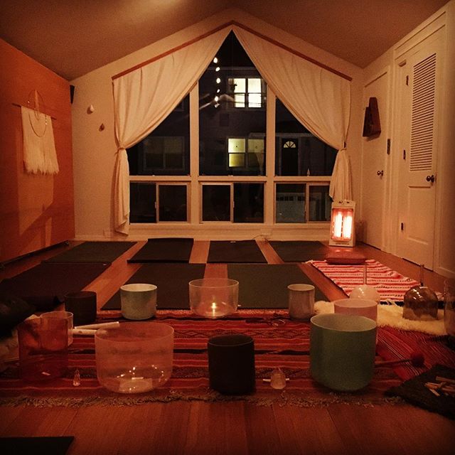 The set up of a super sweet cozy evening last night to drop into the holiday season...Thank you so much to @devamunay for taking us all on a beautiful journey as we connected deeply with ourselves and each other while traveling on waves of sound. We 