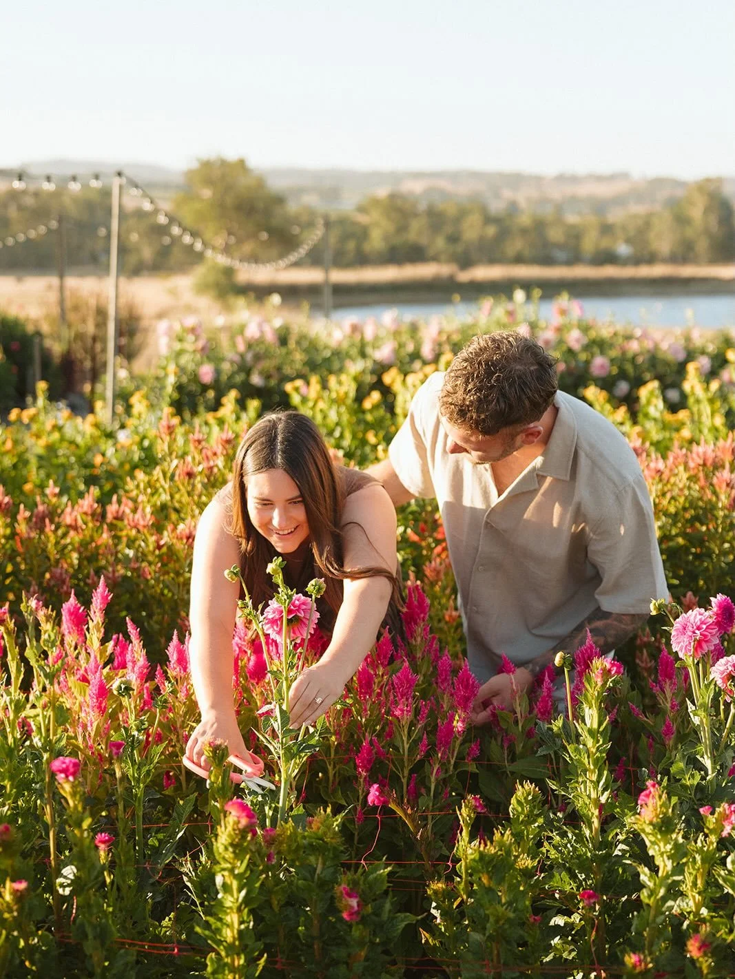 Step 1: Don&rsquo;t lose the ring&hellip; as finding it in these flower beds would be difficult!

A sweet proposal and flower picking captured recently by @_momentsbymaddy. FYI no ring was lost 👌

#charlestonfarm #marriageproposal