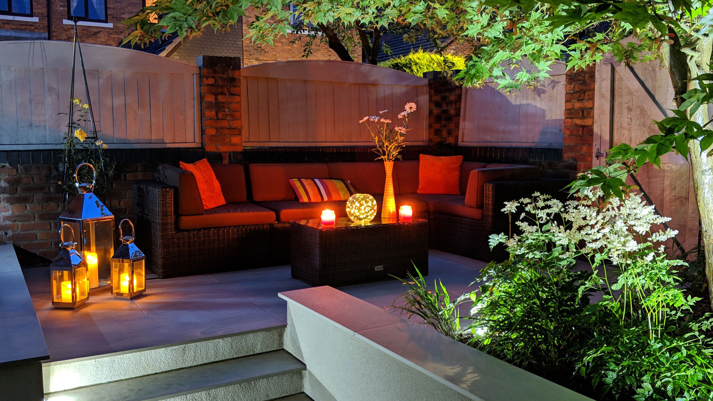 Bolton yard - Outdoor seating area at night