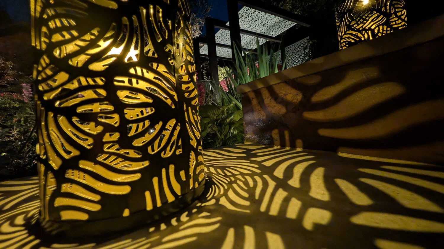 Leaf-Pattern Garden Lanterns and Shadow Lighting