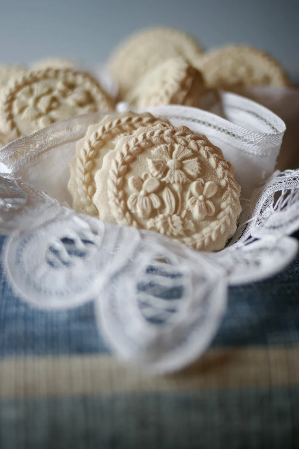 swiss-biscuits-enzian.jpg
