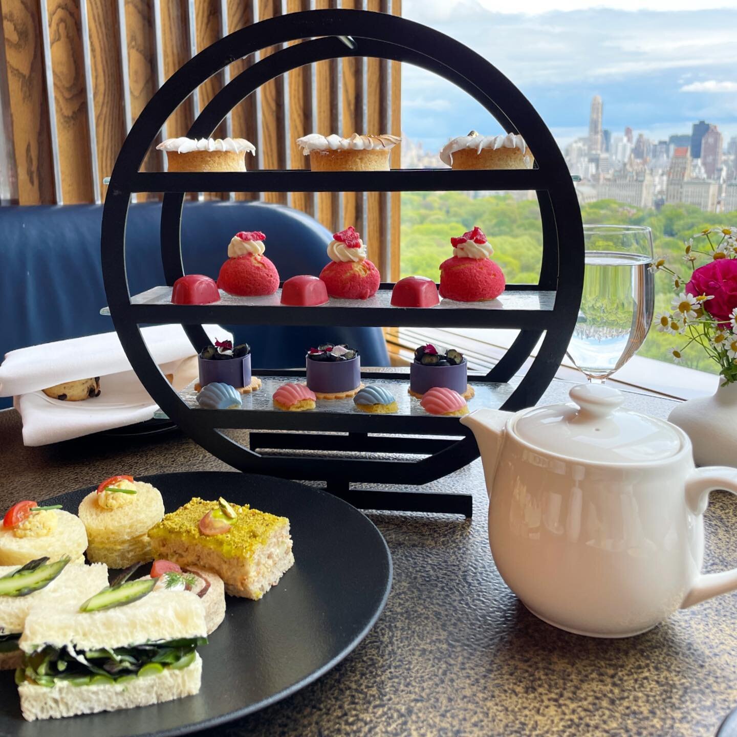 PSA: @mo_newyork has relaunched tea just for the month of May. Swing by soon so you too can try these teeny sammies and delightful cream puffs while gazing at Central Park in bloom.