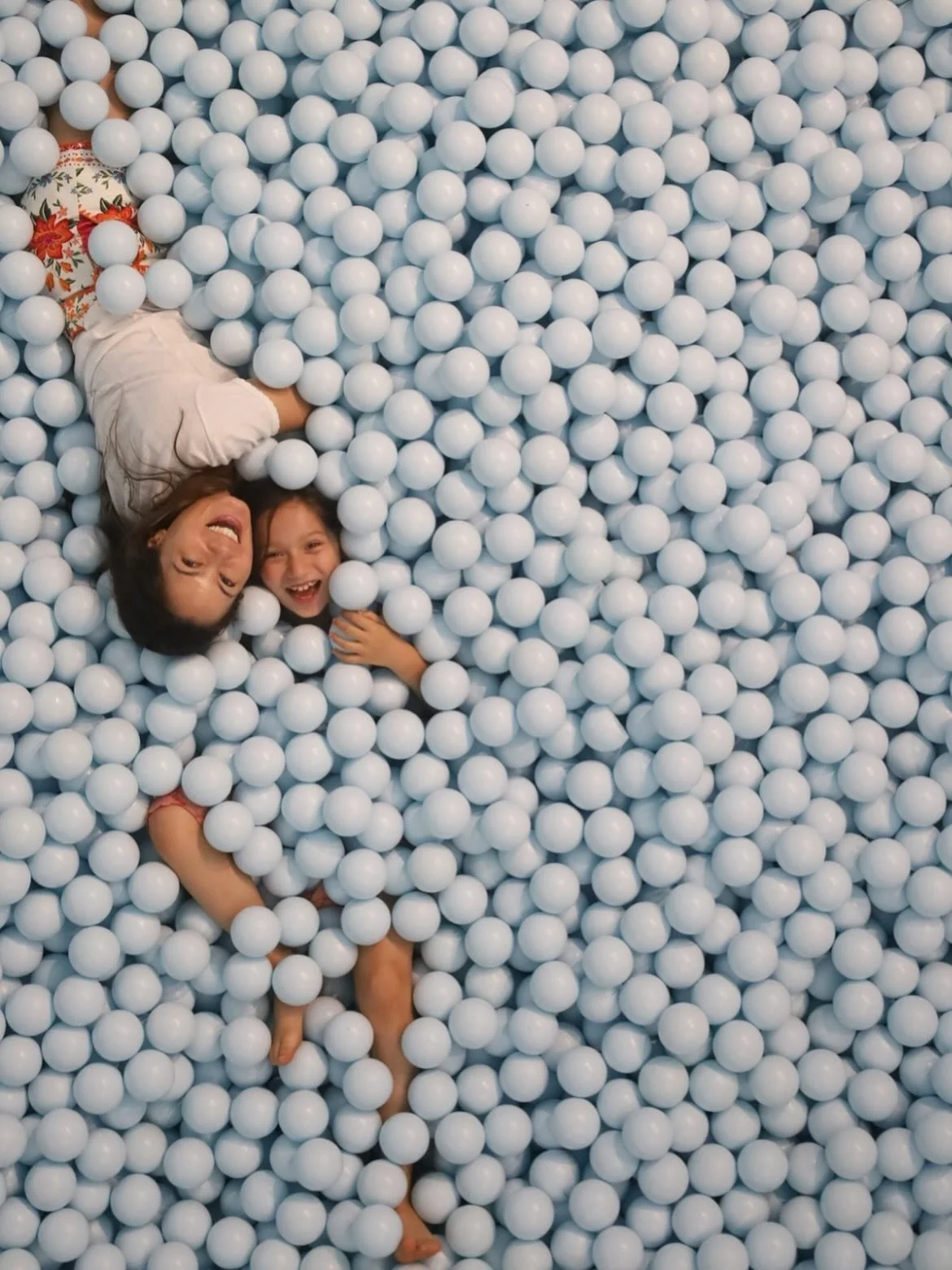 2025 in review, the first six months:
1) A snowy research visit to @primlandauberge 
2) Enjoying the giant menu at @carbonerestaurants Vino in Miami
3) Little miss turns NINE
4) ... and takes part in an apres-ski disco
5) Live from New York it&rsquo;