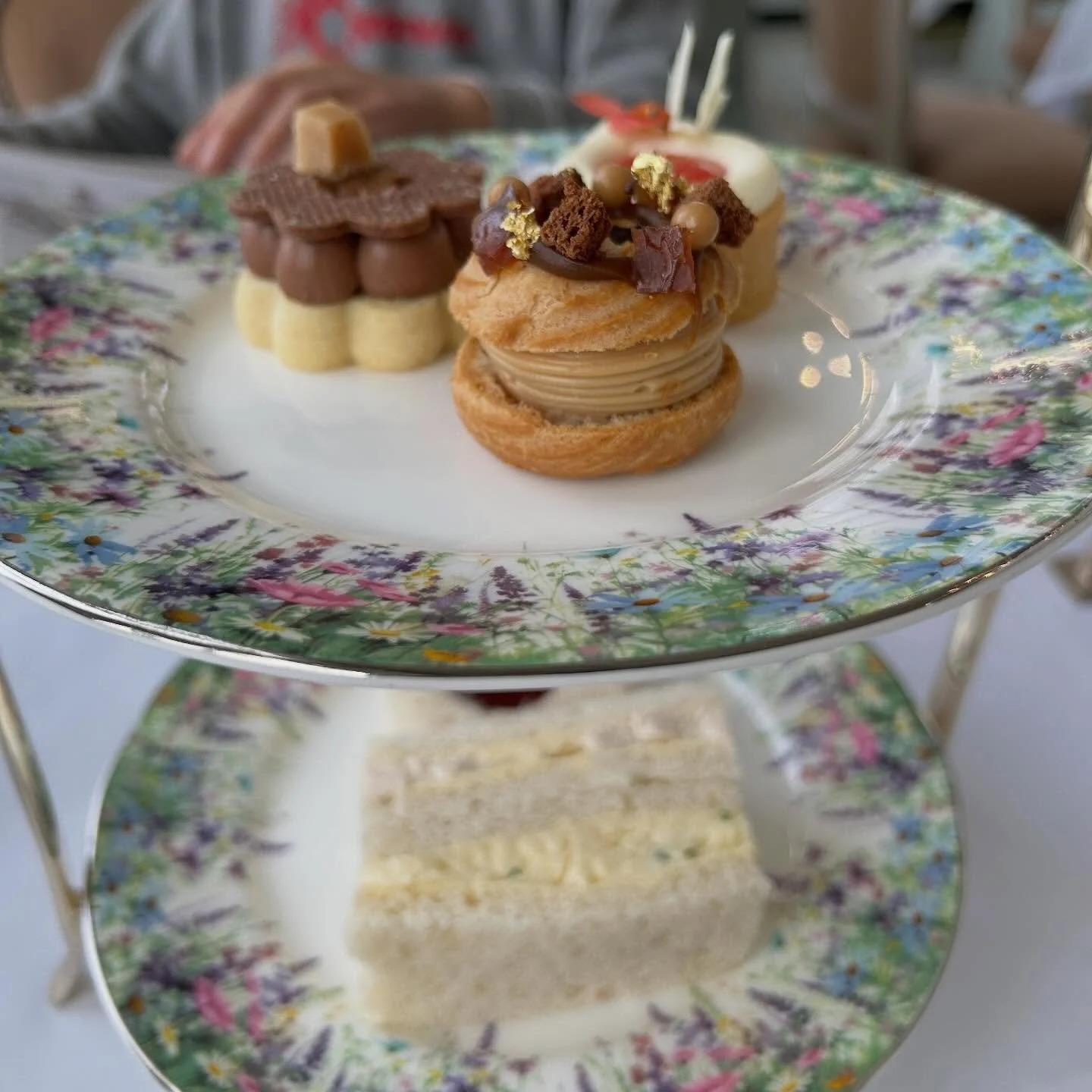 A truth universally acknowledged that afternoon tea should be the first thing you do upon arrival in England. Hello from @coworthpark and all my treats.