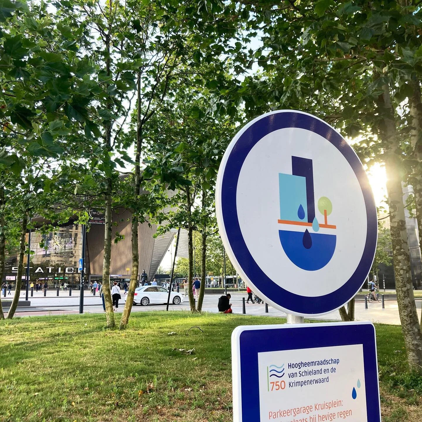 Een waterbuffer in de stad&hellip; hoe illustreer je dat? Allemaal in een totaal andere vorm en bovendien onzichtbaar op straatniveau. Onder o.a. het Benthemplein of de parkeergarage Museumpark heeft men gelukkig waterbergingen gemaakt, die al het ov