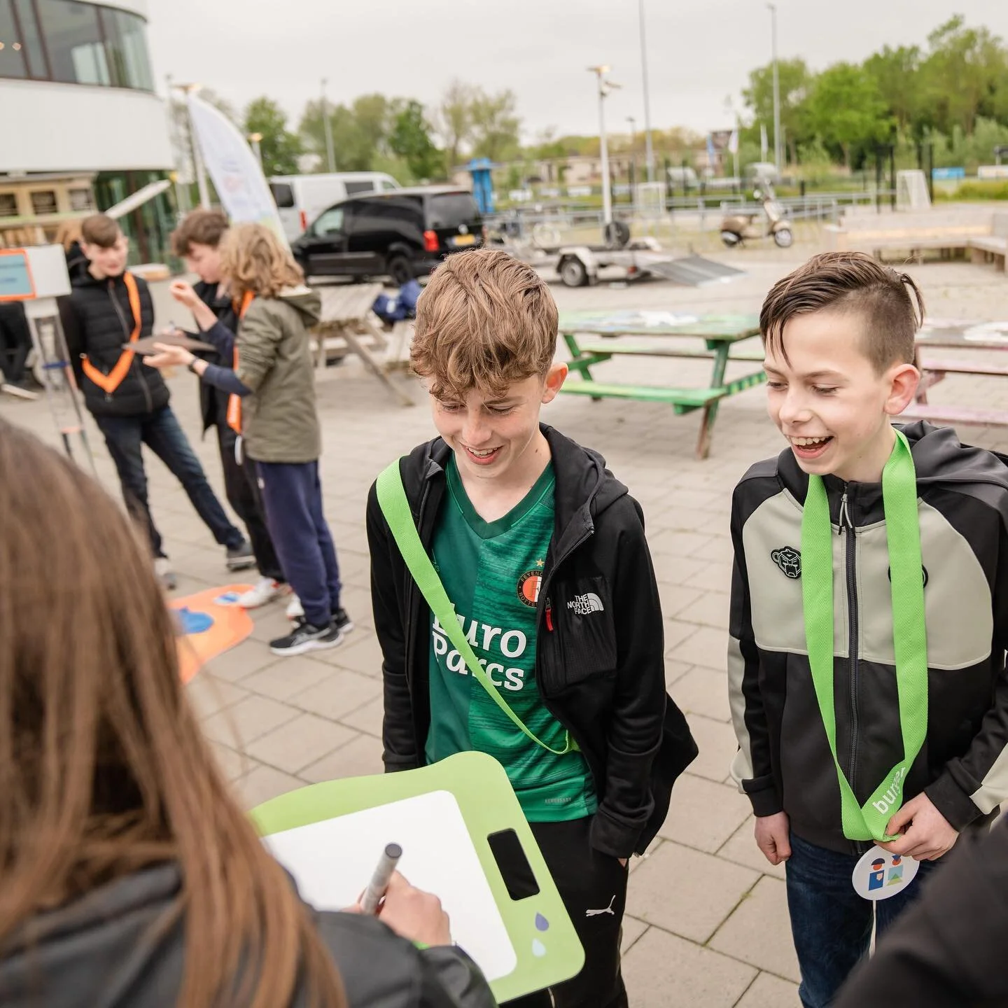 Het leukste onderdeel van het jubileumjaar van @hhsenk: het ontwikkelen van een educatief spel over het belang van dijken, gemalen en klimaatadaptatie. De WOW-challenge! 🌊🪣🤓 En dat gaat natuurlijk met echt water! Kunnen leerlingen hun water wel op