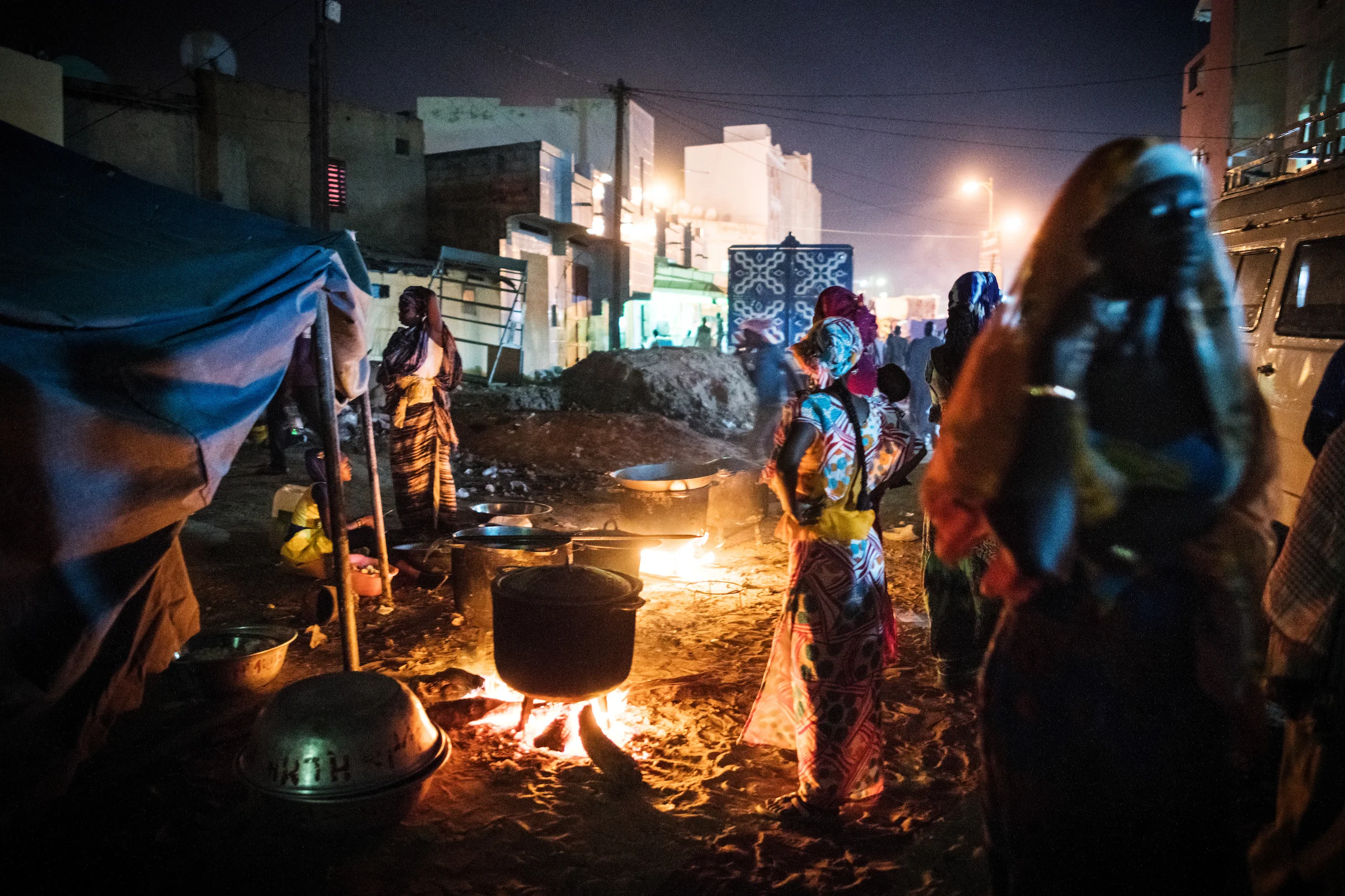 7. November 2017. In der Nacht vor dem Grand Magal Festival kochen Frauen in den Straßen von Touba traditionelle senegalesische Gerichte. Nach dem Willen von Amadou Bamba sollte jeder Gläubige, der zum Großmagal in Touba reist, kostenloses Essen und Unterkunft erhalten.