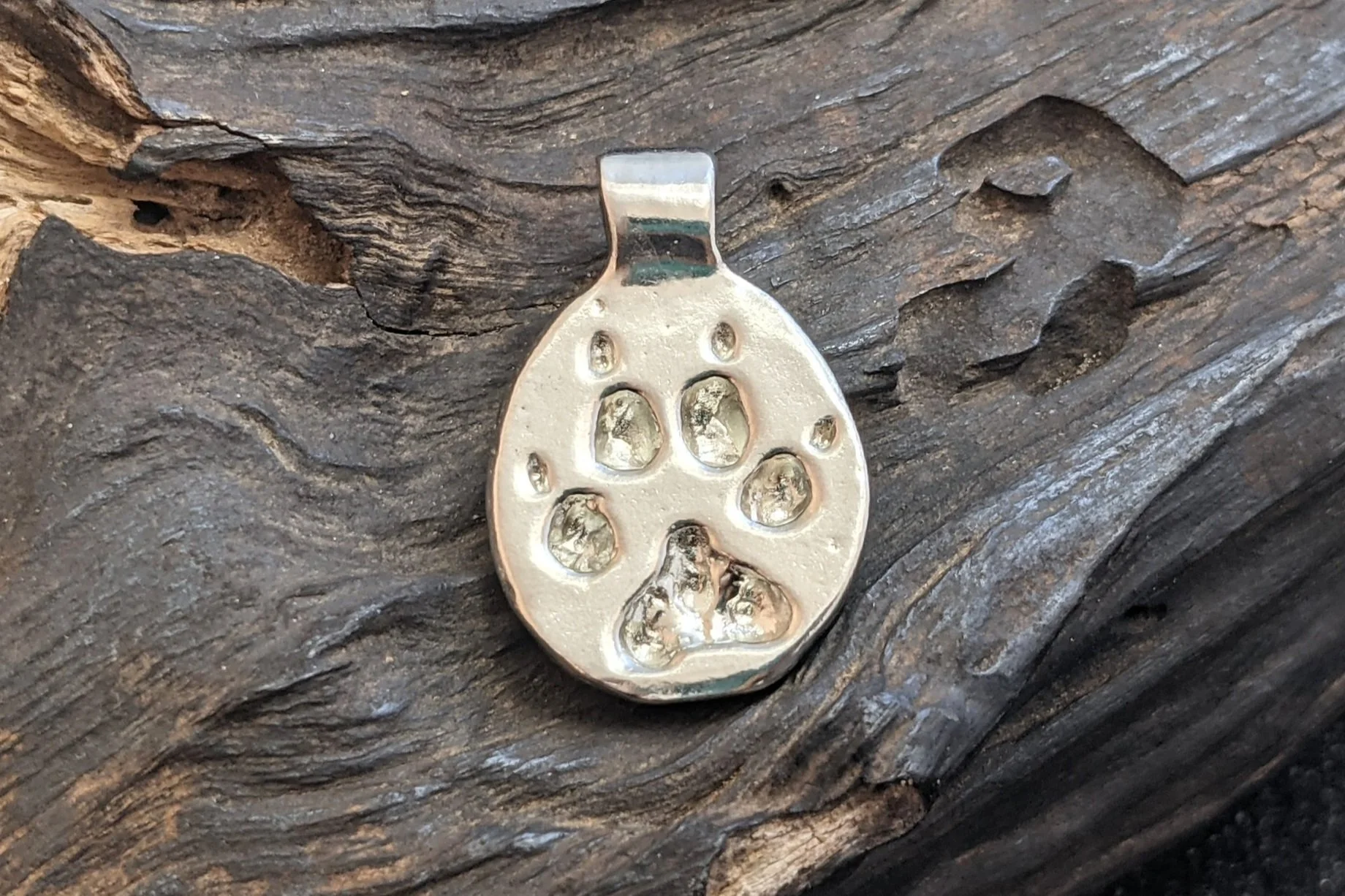 wolftrackpendant1.jpg