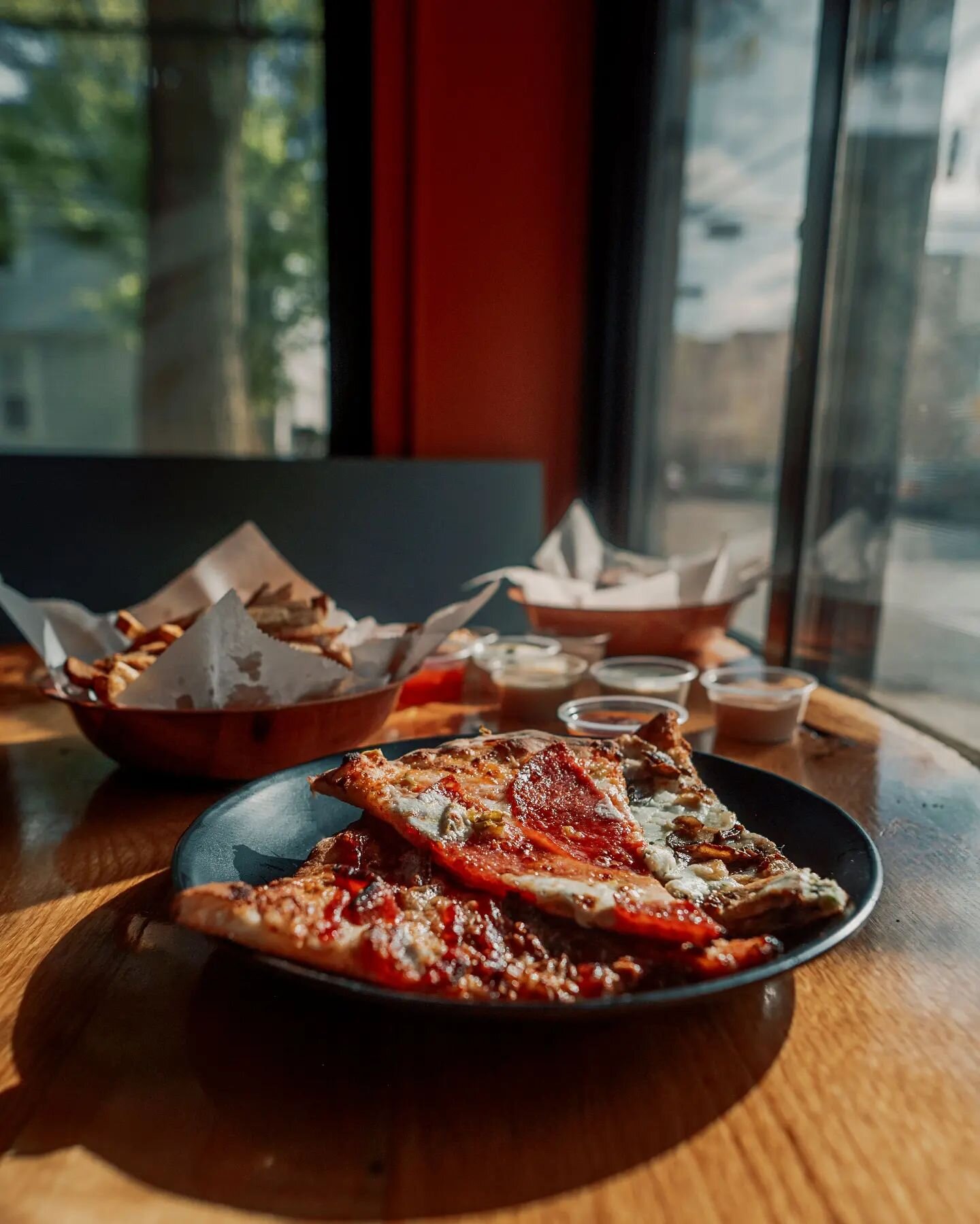what a view 🤩
.
.
.
#pizzaislove #newhavenpizza #frieslover #pizzapizzapizza #ctpizza #ctpizzarestaurants #one6three #pizzaisbae #pizzagram #nhv #nhveats #connecticutfoodie #newhavenfood