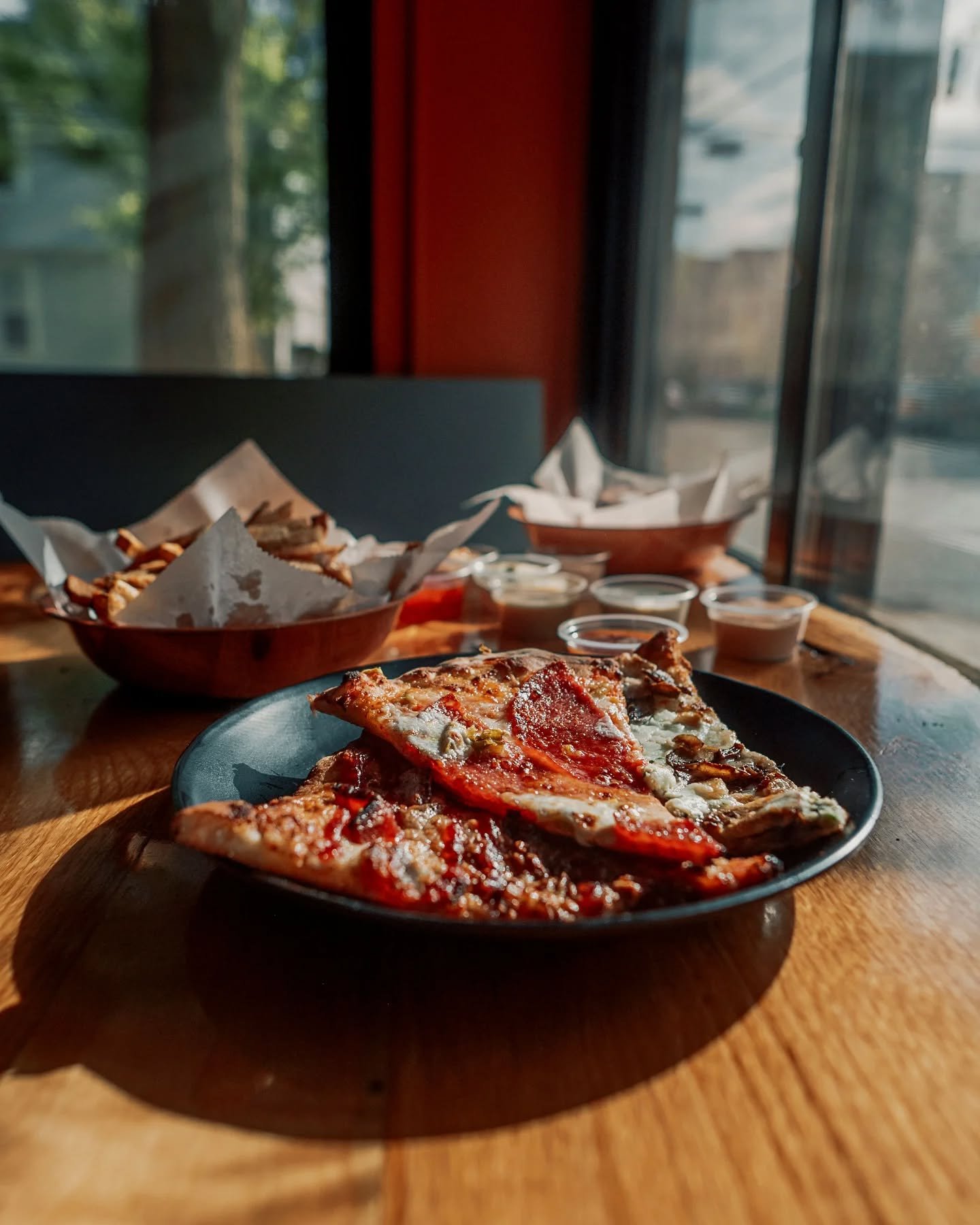hey Yale Class of 2025 ~ congratulations! now swap those textbooks for pizza boxes and come celebrate with 163 🤪🎓🍕

#one6three 
#yale
#ctfoodlovers
#yale2025
#nhveats 
#pizzatime
#newhaveneats
