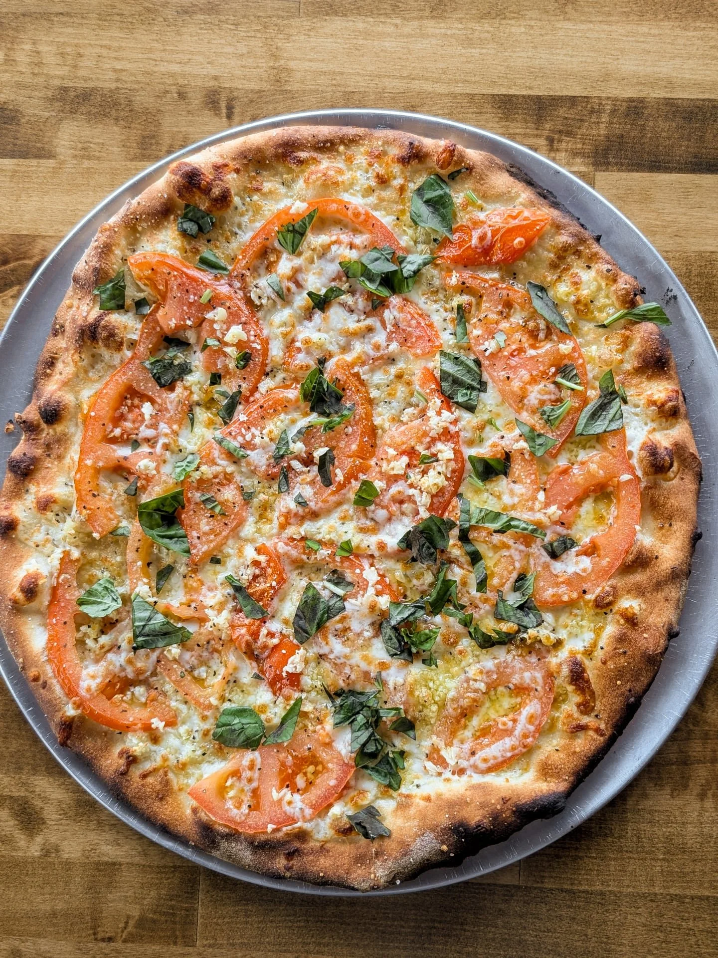 a few more months until tomato season 🥹🍅

this next pizza is like the cousin of our classic margherita pie. same idea, but a different vibe.

🧄 THE AMERICAN MARGHERITA-
mozz, sliced tomatoes tossed in some fresh garlic, olive olive and salt &amp; 