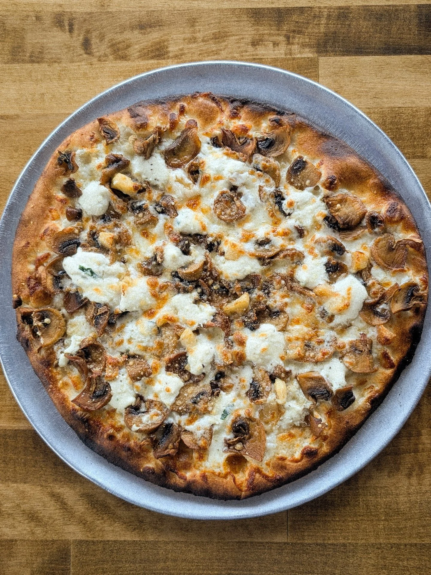 up next on our *menu series* is a beloved pie (just not by me😂)

🍄 THE FUNGUS AMONG US-
mozz, sauteed mushrooms, woodfire roasted garlic, herbed ricotta and truffle oil.

this is another @oldworldpizzatruck pie
~they make theirs with onion, we swap