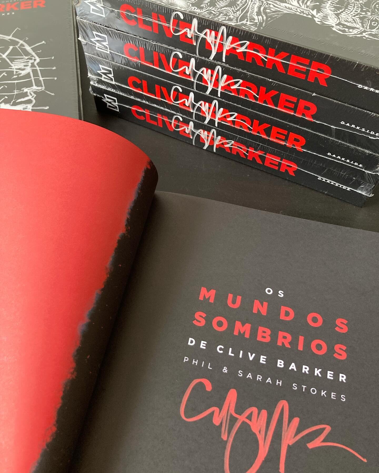 Ooh! First look at the Brazilian edition of Dark Worlds 🤩
Huge congrats to the translators, designers and the whole team at @darksidebooks 🙌👏&hearts;️🖤
#clivebarker #abramsbooks #sanjulianart #danieleserra #darksidebooks💀