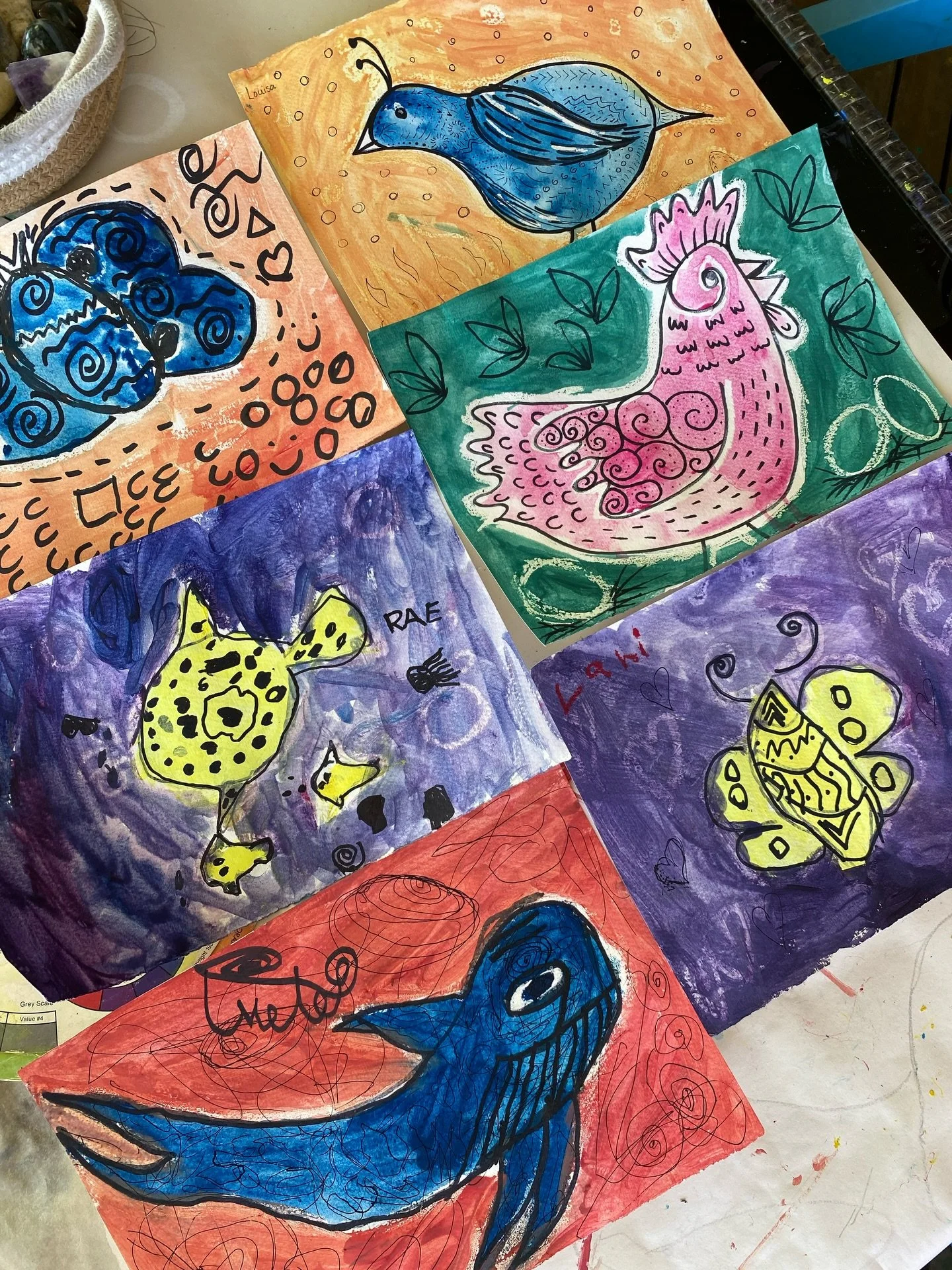 Yesterday we made pieces that combined several techniques 🌈🌊✨

➿ Contour drawing
💧Wet on wet watercolor painting
🖌️Wet on dry watercolor painting
🎨 Complementary colours
🖍️ Watercolor resist magic
〰️ Fun and intuitive patterns

We absolutely lo