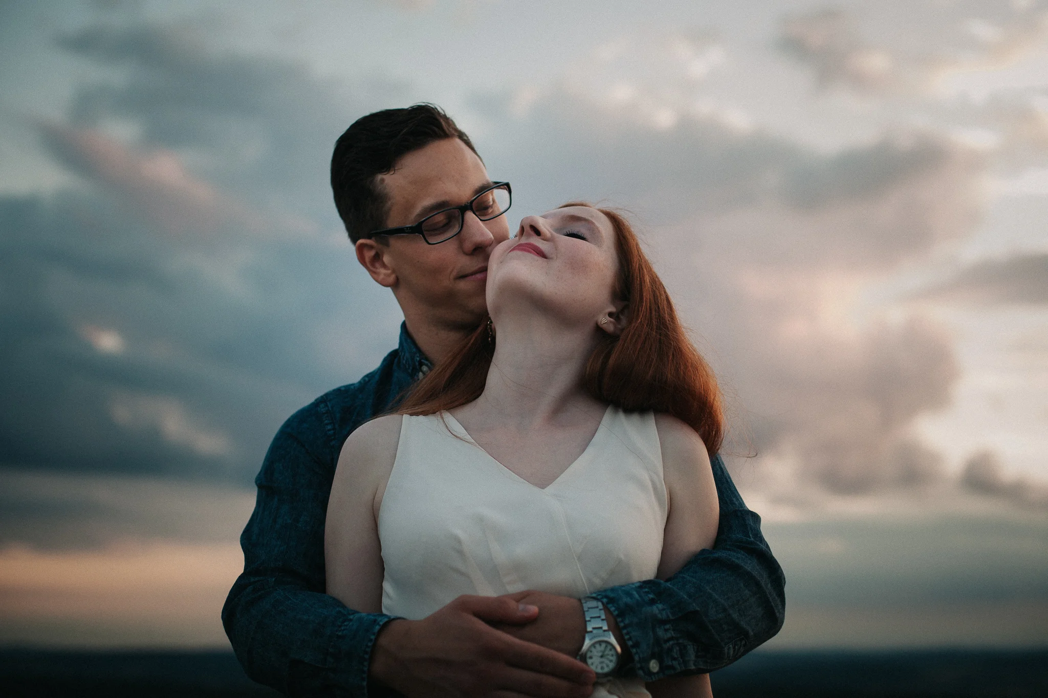 Paarportrait bei vor Wolken bei Sonnenuntergangslicht