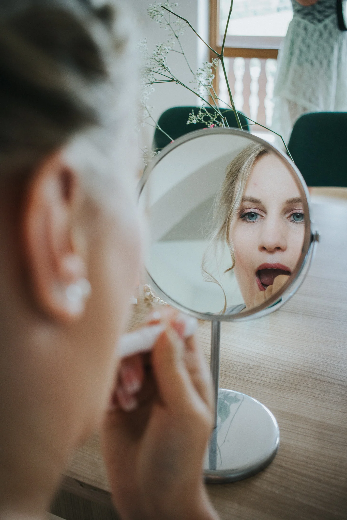 Braut nutzt Lippenstift