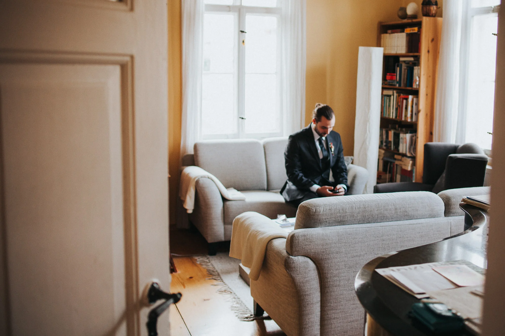 Bräutigam im Wohnzimmer
