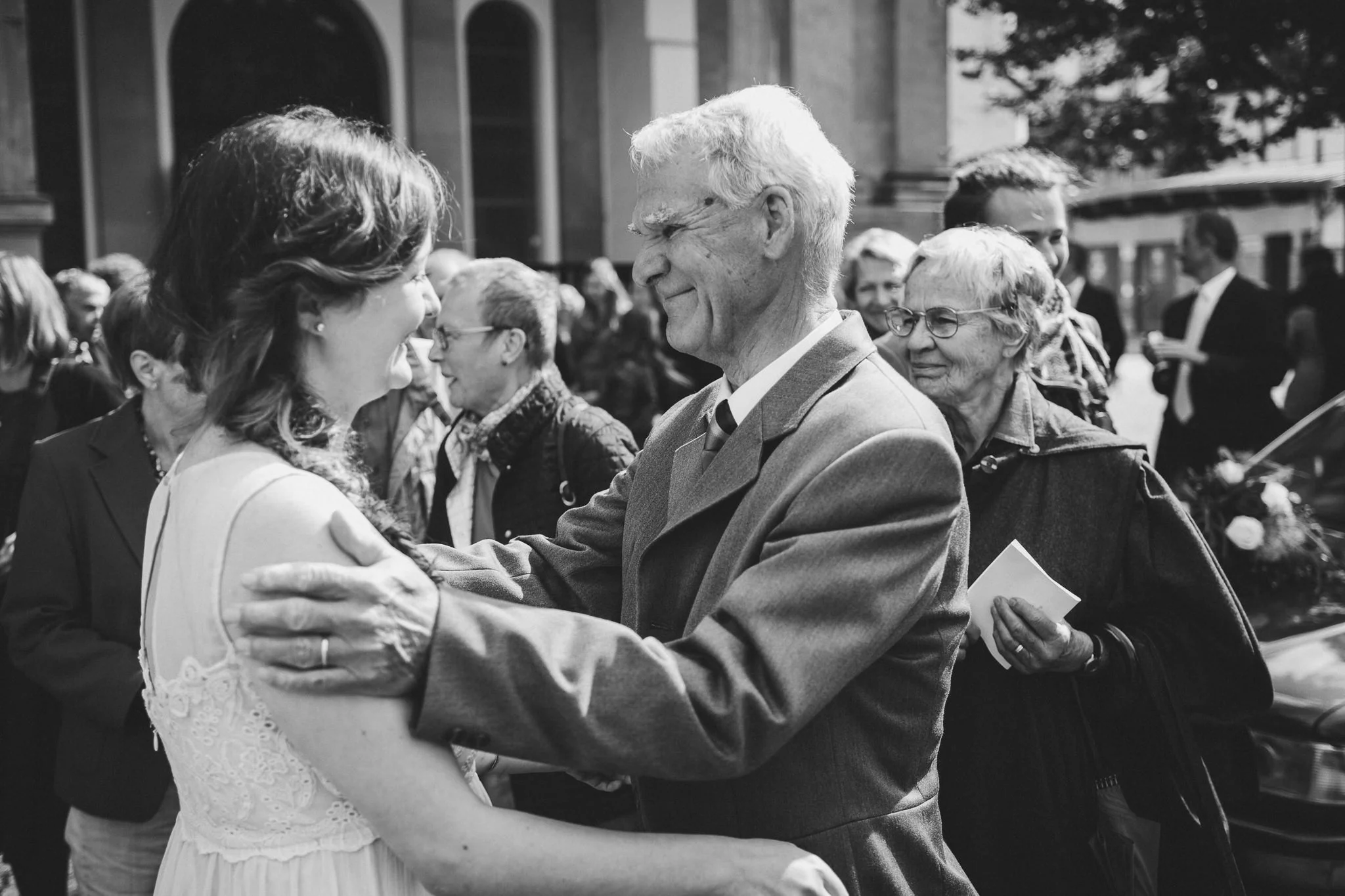 Großvater gratuliert Braut