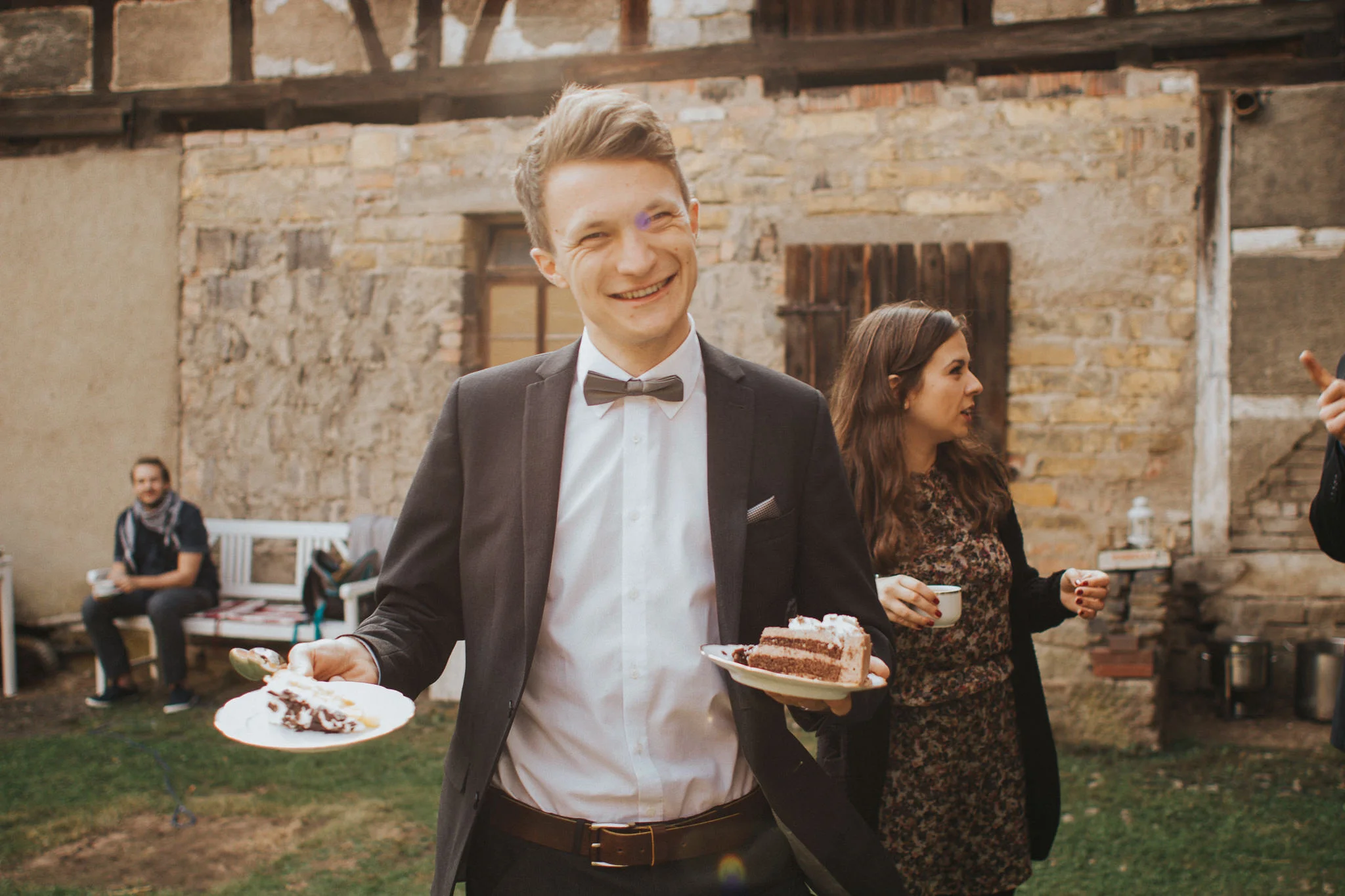 Gast mit Hochzeitskuchen