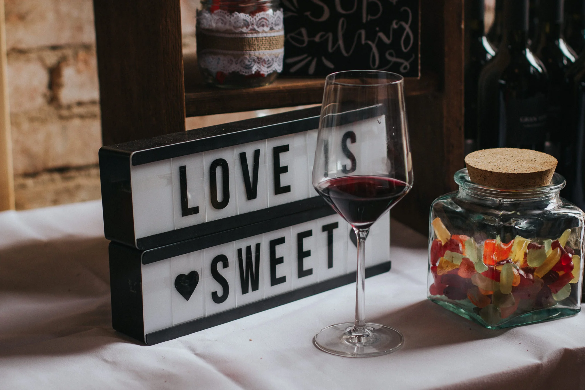 Schild "Love is Sweet"