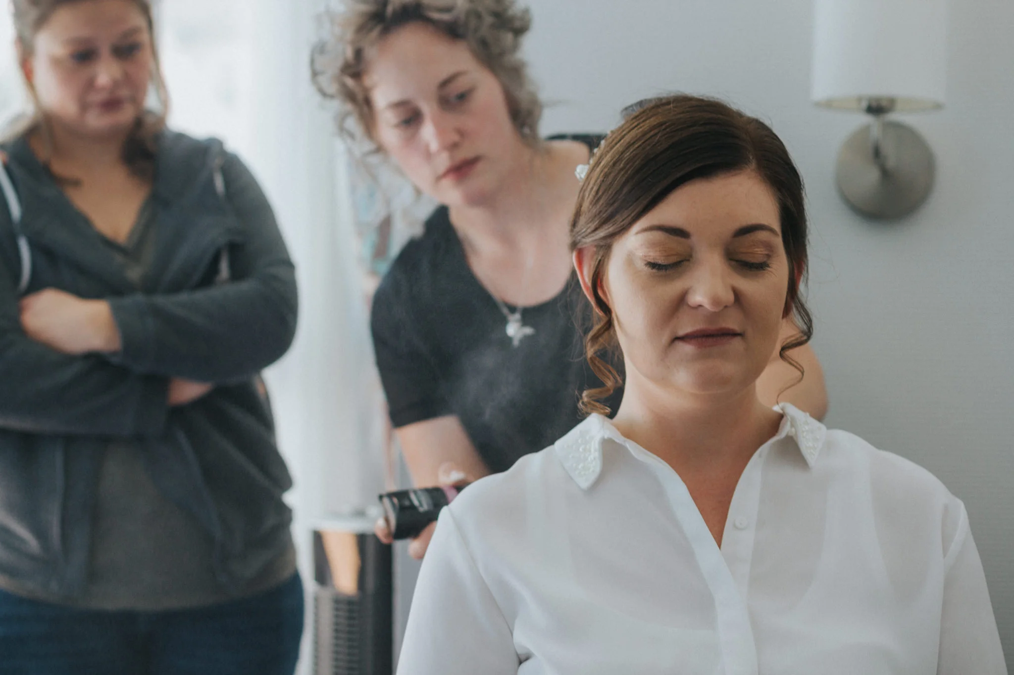 Frisur der Braut wird mit Haarspray fixiert