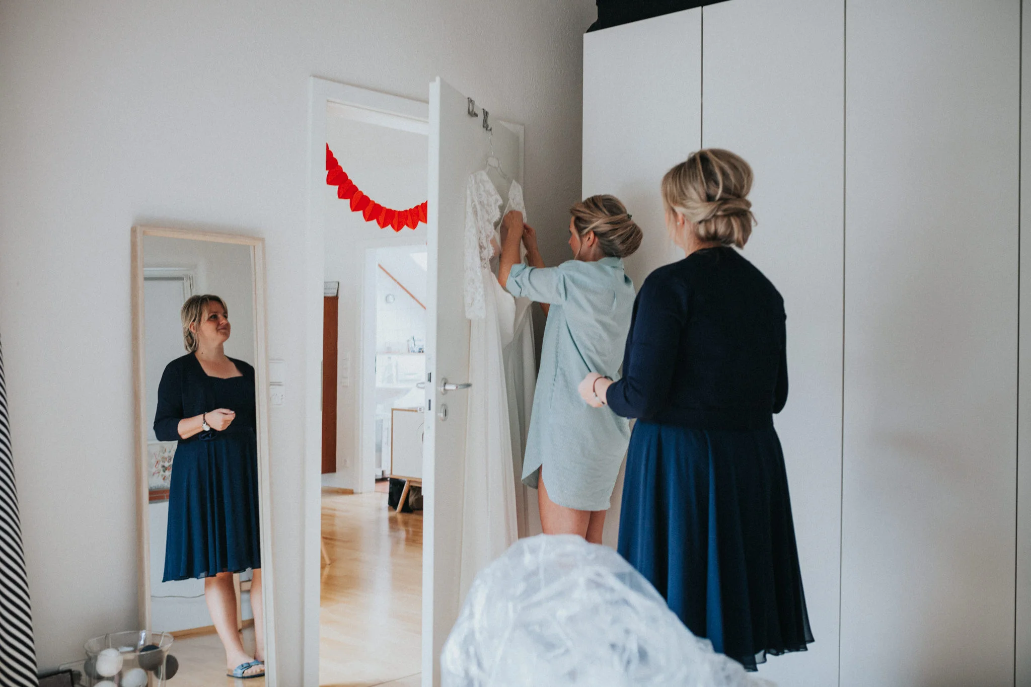 Braut packt Kleid aus