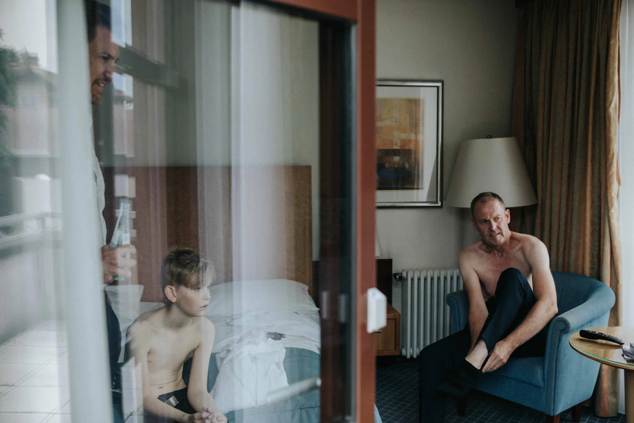 Bräutigam mit Trauzeuge in Hotel Maritim