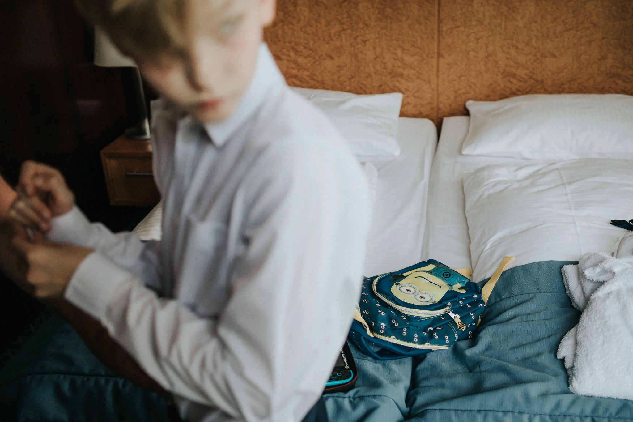 Sohn des Bräutigams mit Minions-Rucksack