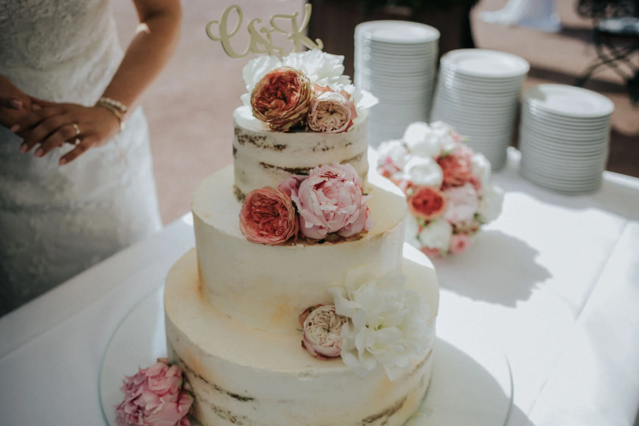 Hochzeitstorte mit Pfingstrosen
