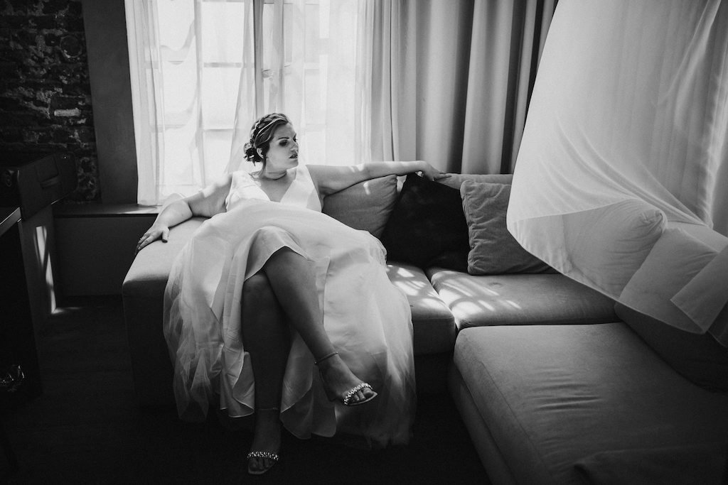Braut beim Getting ready auf der Couch