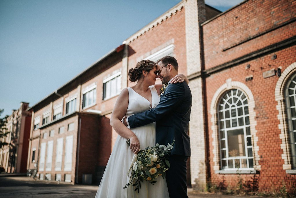 Hochzeitspaar vor dem Heyligenstaedt in Gießen