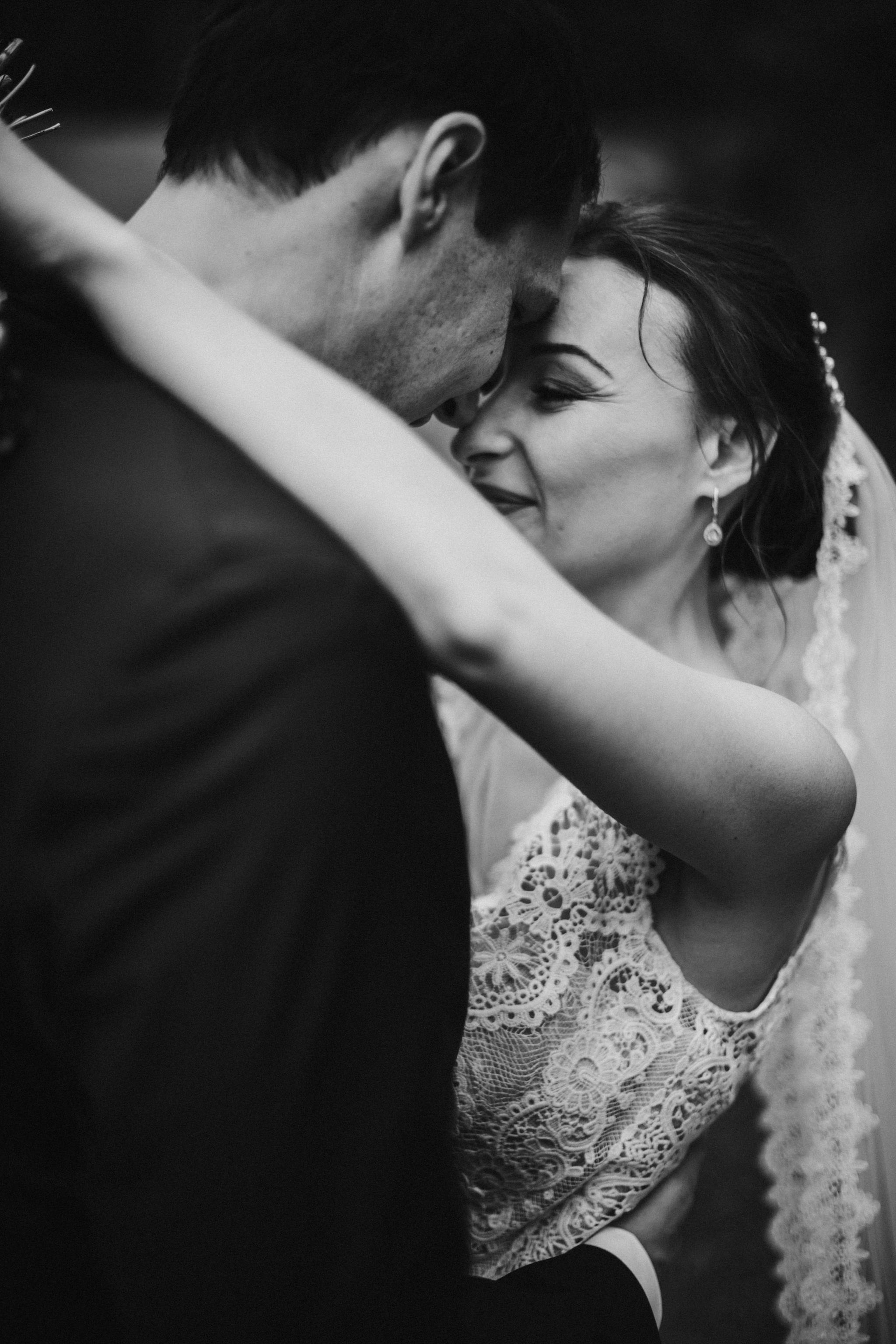 Braut umarmt Bräutigam schwarz-weiß Foto