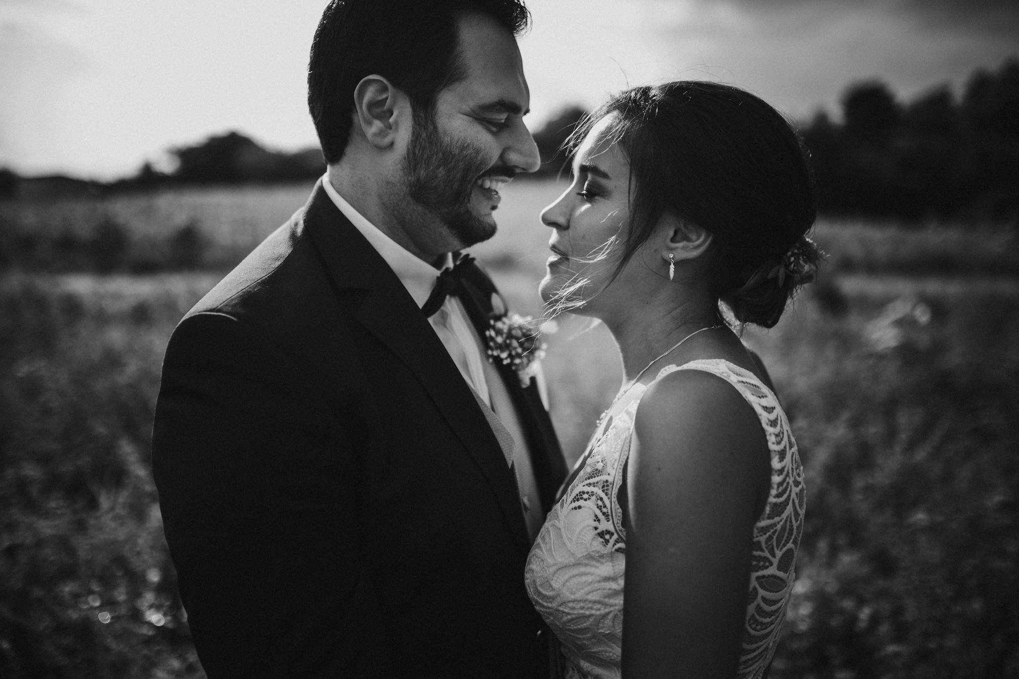 Gegenlicht Foto schwarz-weiß vom Brautpaar