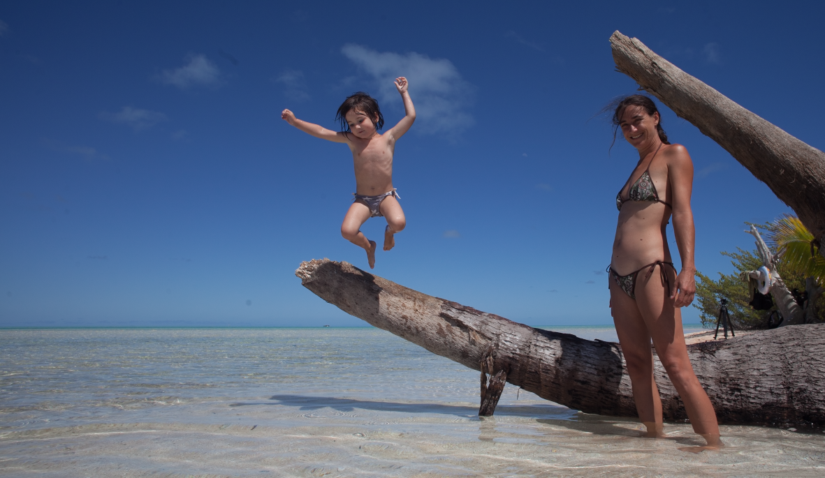 Papa et maman plongent, Muse fait des ploufs et des châteaux de sable.