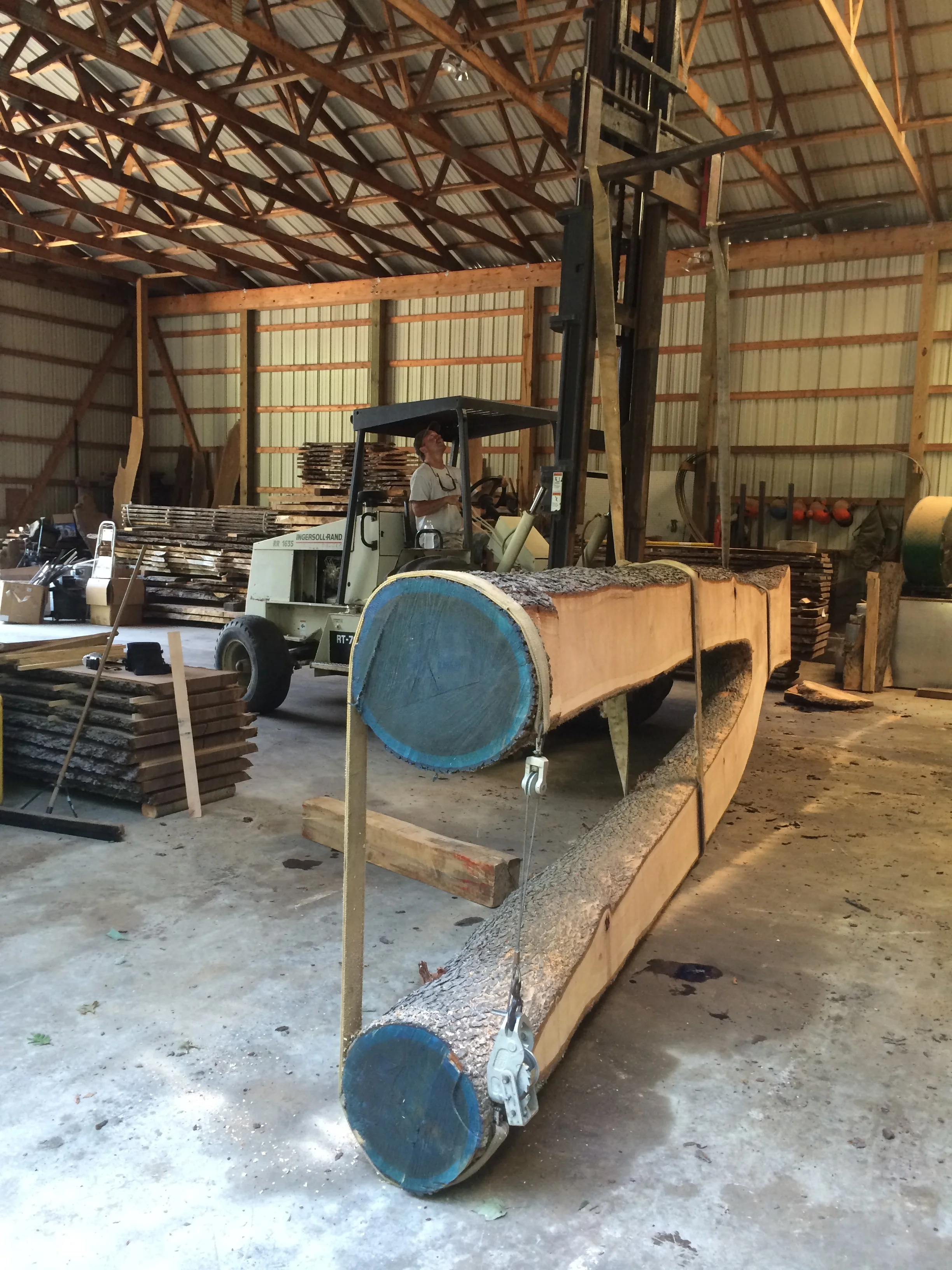 It takes more than a few minutes to flip a log like this over for sawing on the second face! No easy task!!!